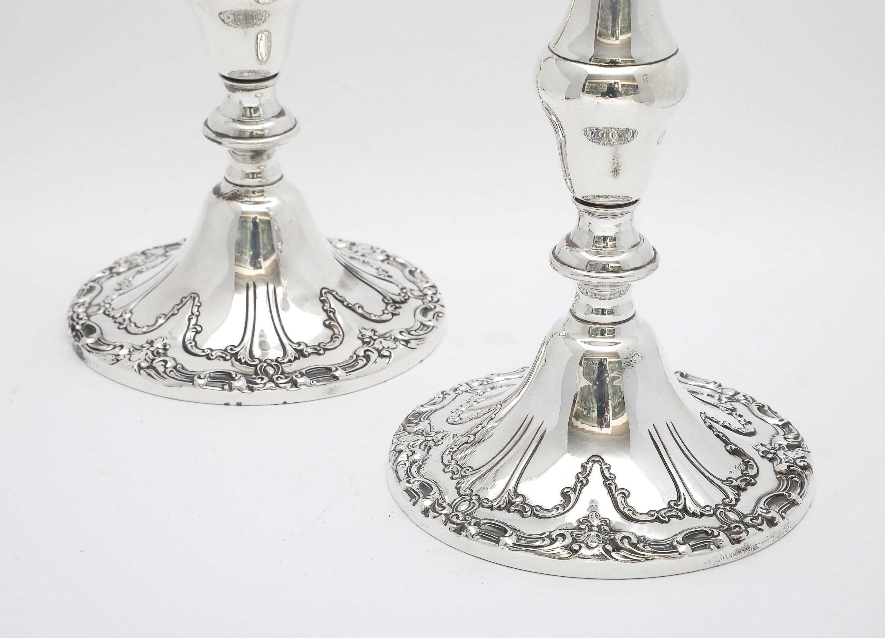 Pareja de candeleros altos Chantilly de plata de ley, estilo victoriano, de Gorham en venta 1