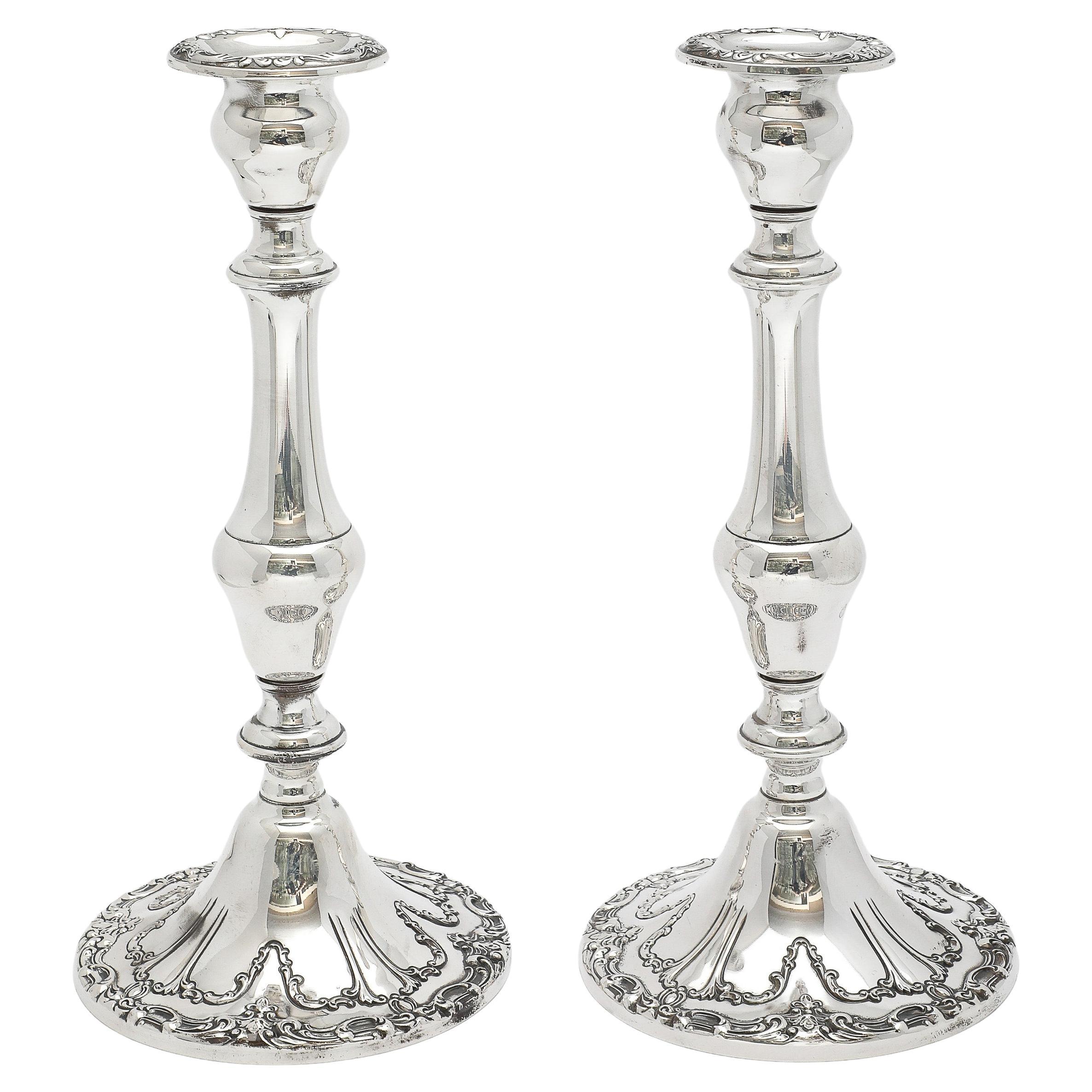 Pareja de candeleros altos Chantilly de plata de ley, estilo victoriano, de Gorham en venta