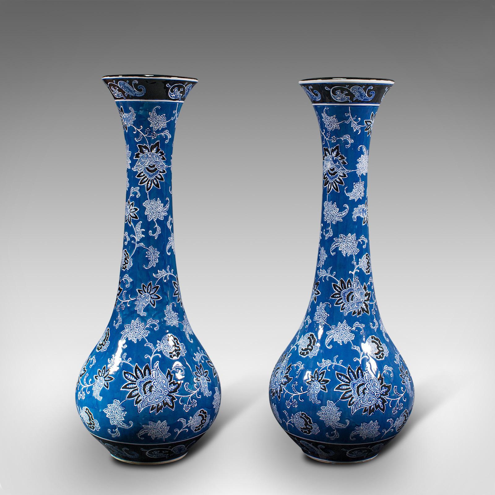Il s'agit d'une paire de grands vases décoratifs vintage en forme de lys. Un balustre fleuri français en céramique, datant de la fin du 20e siècle, vers 1980.

Profil sinueux, haut et d'un poids rassurant
Présentant une patine d'usage désirable