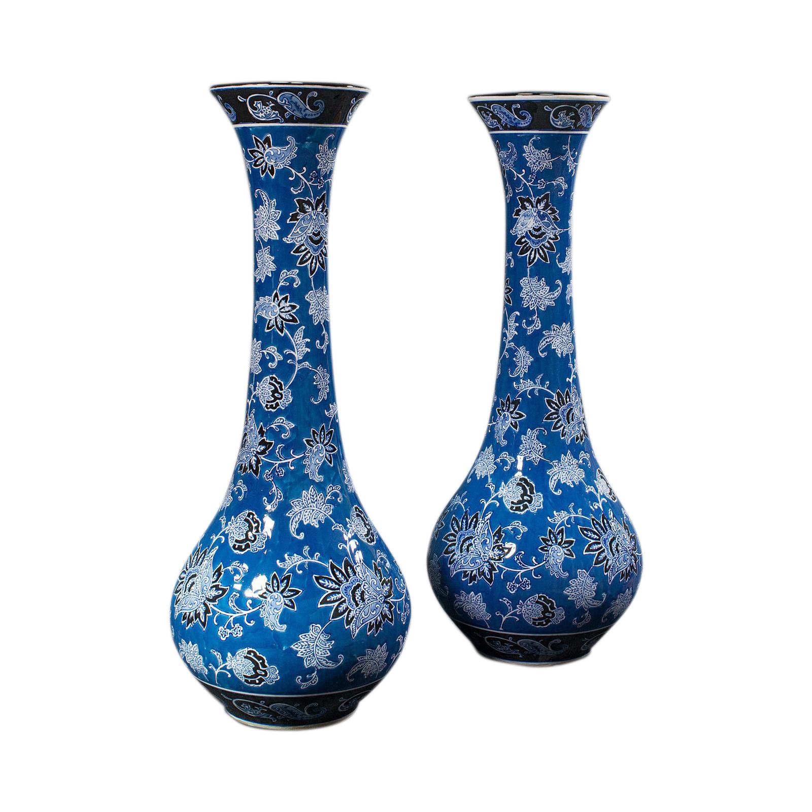 Coppia di vasi decorativi alti d'epoca, francesi, in ceramica, a fiore, a balaustro