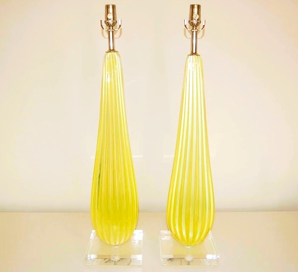 Lampes de table vintage By en verre de Murano en OPALINE JAUNE LEMON. Il est difficile de trouver du verre vintage de Murano d'un jaune aussi intense, et il s'agit de notre seule paire. La clarté et la profondeur des couleurs changent tout comme