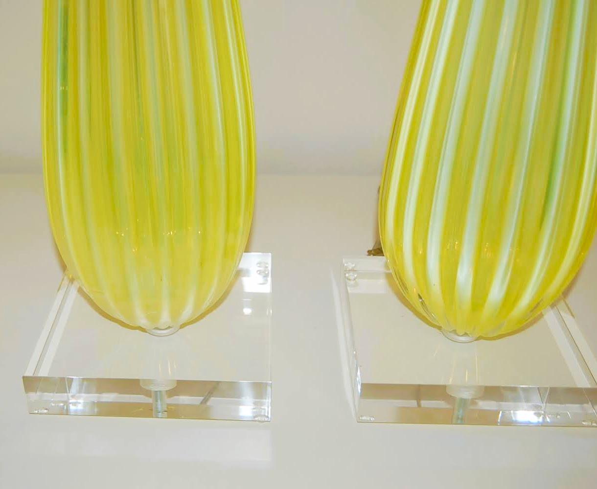 Mid-Century Modern Paire de grandes lampes de table en verre opalin de Murano Vintage By, jaune citron en vente