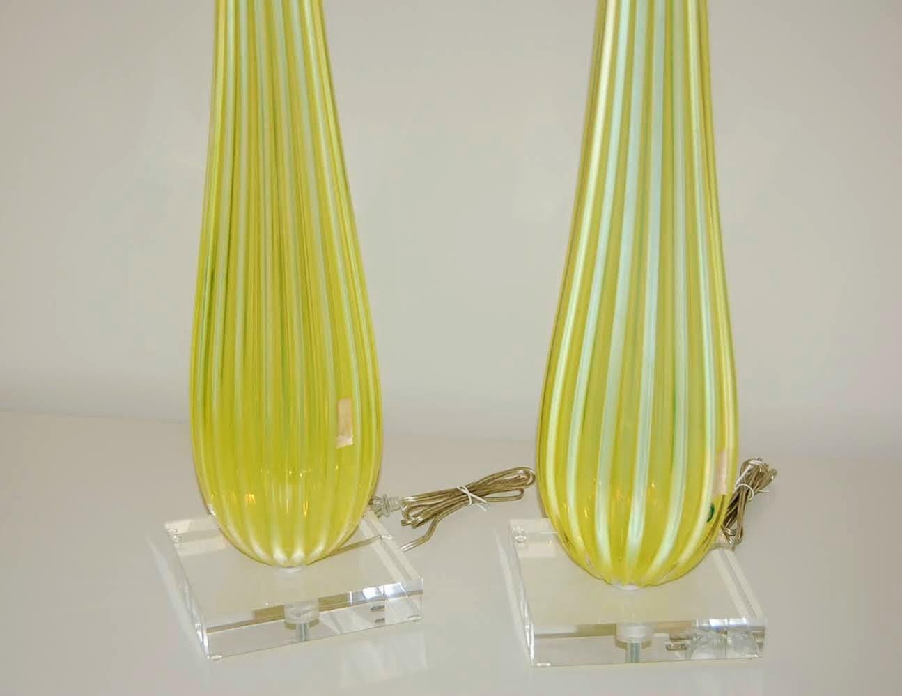 Verre brun Paire de grandes lampes de table en verre opalin de Murano Vintage By, jaune citron en vente