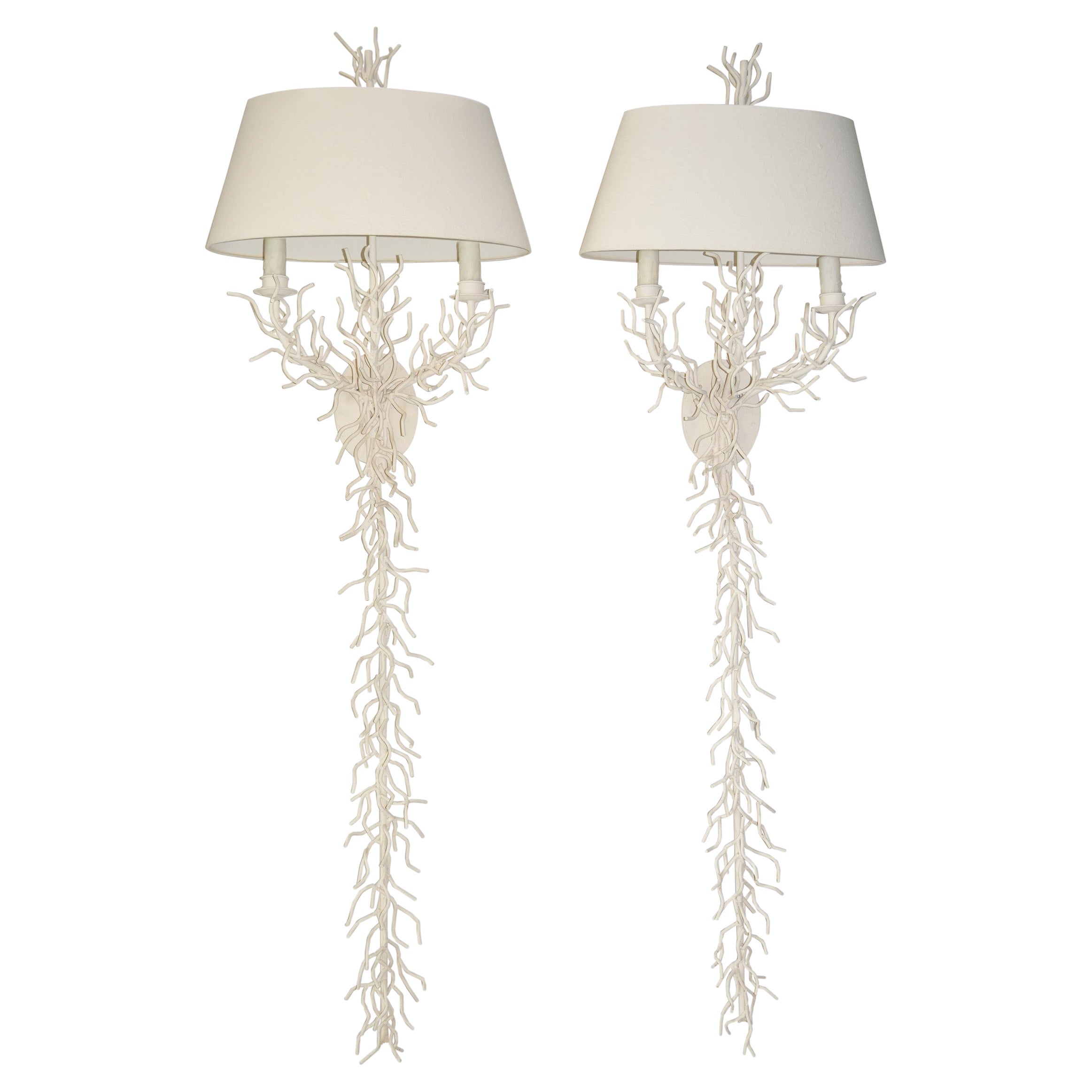 Coppia di lampade da parete alte in corallo finto bianco con paralumi, Miami Modern, USA, anni '80