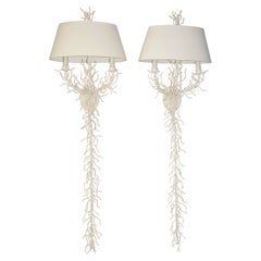 Pareja de apliques altos de coral sintético blanco con pantallas, Miami Modern, EE.UU., años 80