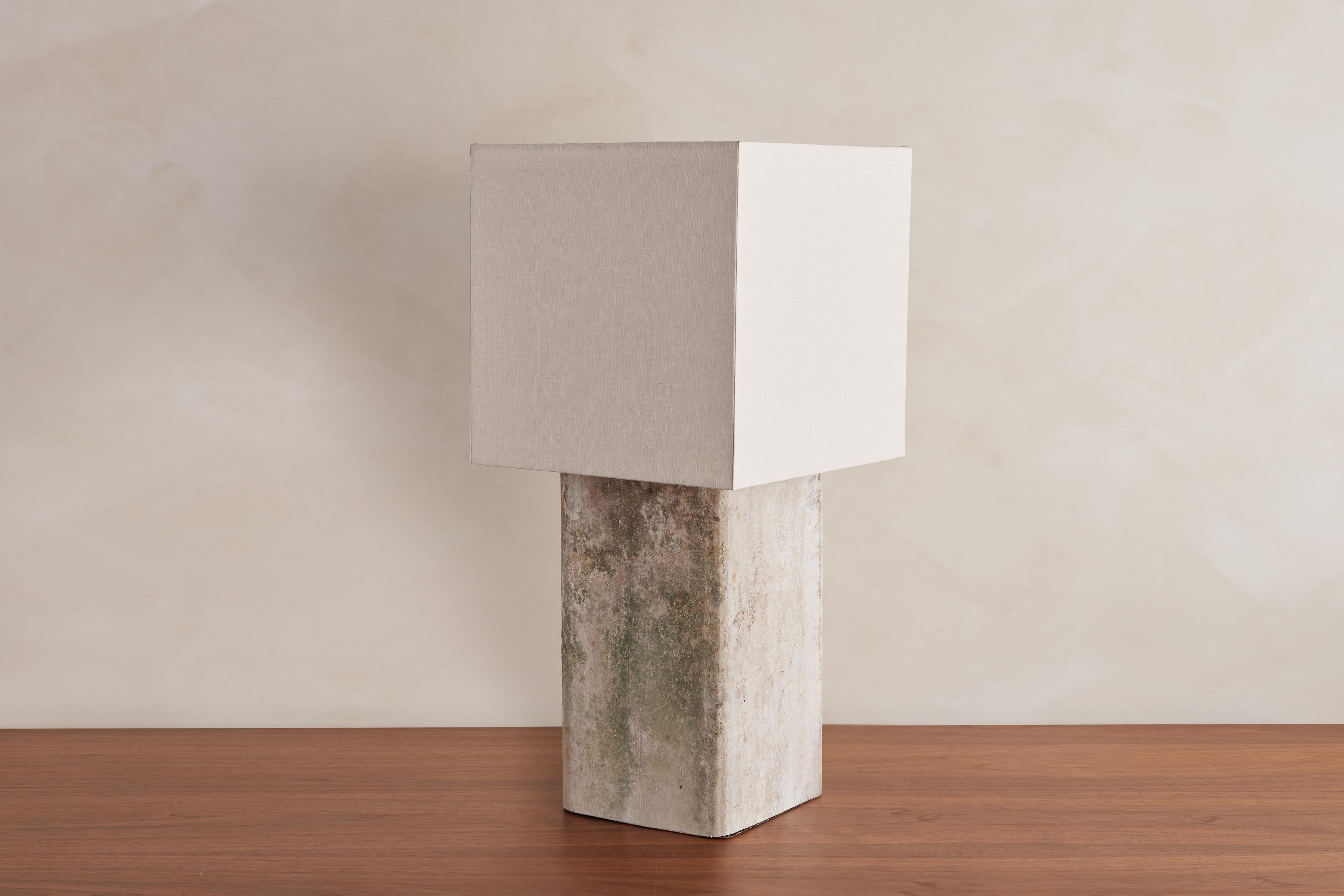 Bellissima coppia di lampade da tavolo alte Willy Guhl con una patina eccezionale e una scala sottile.

Appena ricablata e con una nuova tonalità di lino.