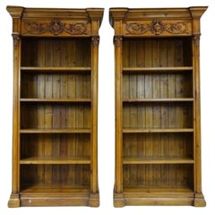 Par de librerías altas de madera