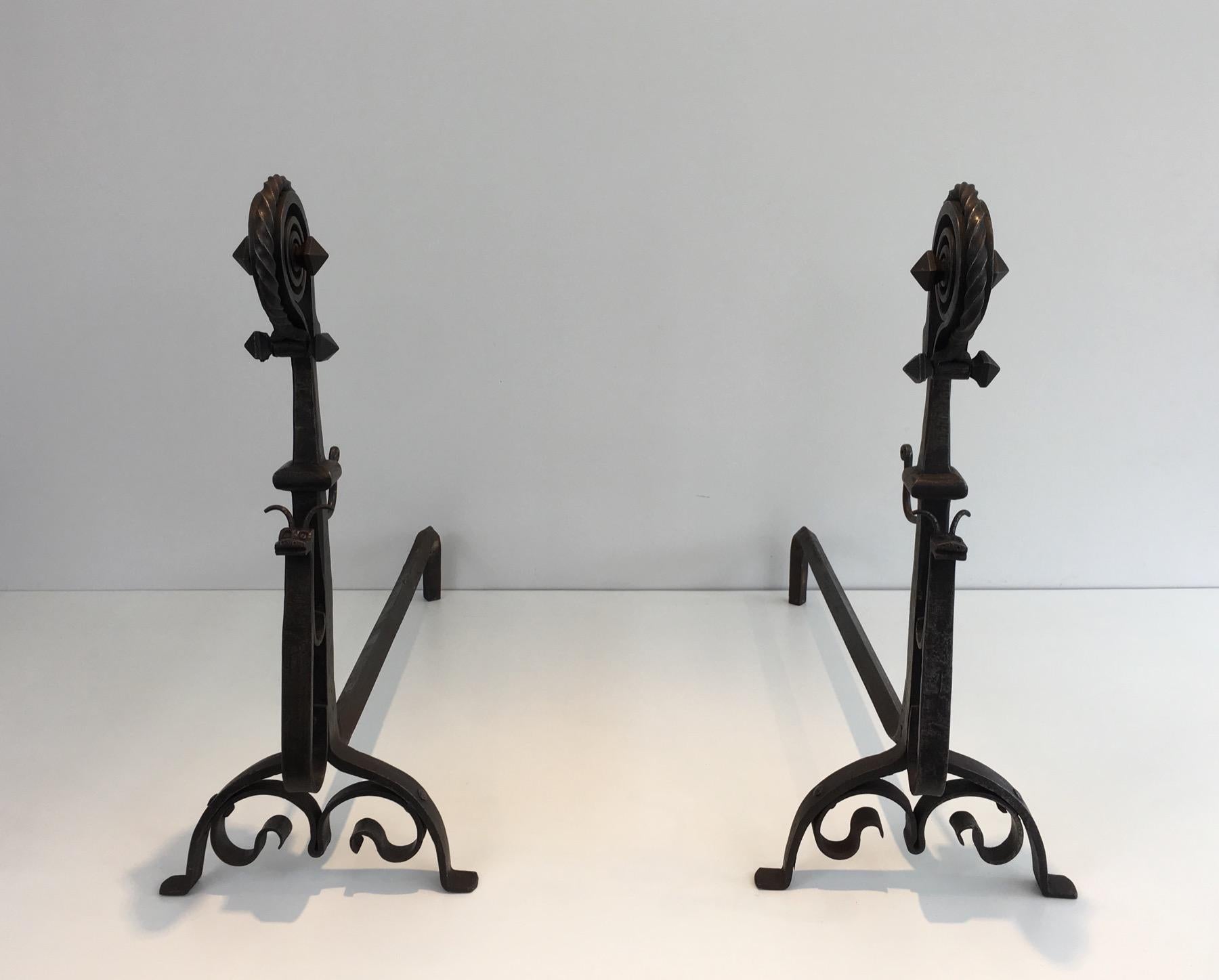 Pair of Tall Wrought Iron Andirons showing a Snail In Good Condition For Sale In Marcq-en-Barœul, Hauts-de-France