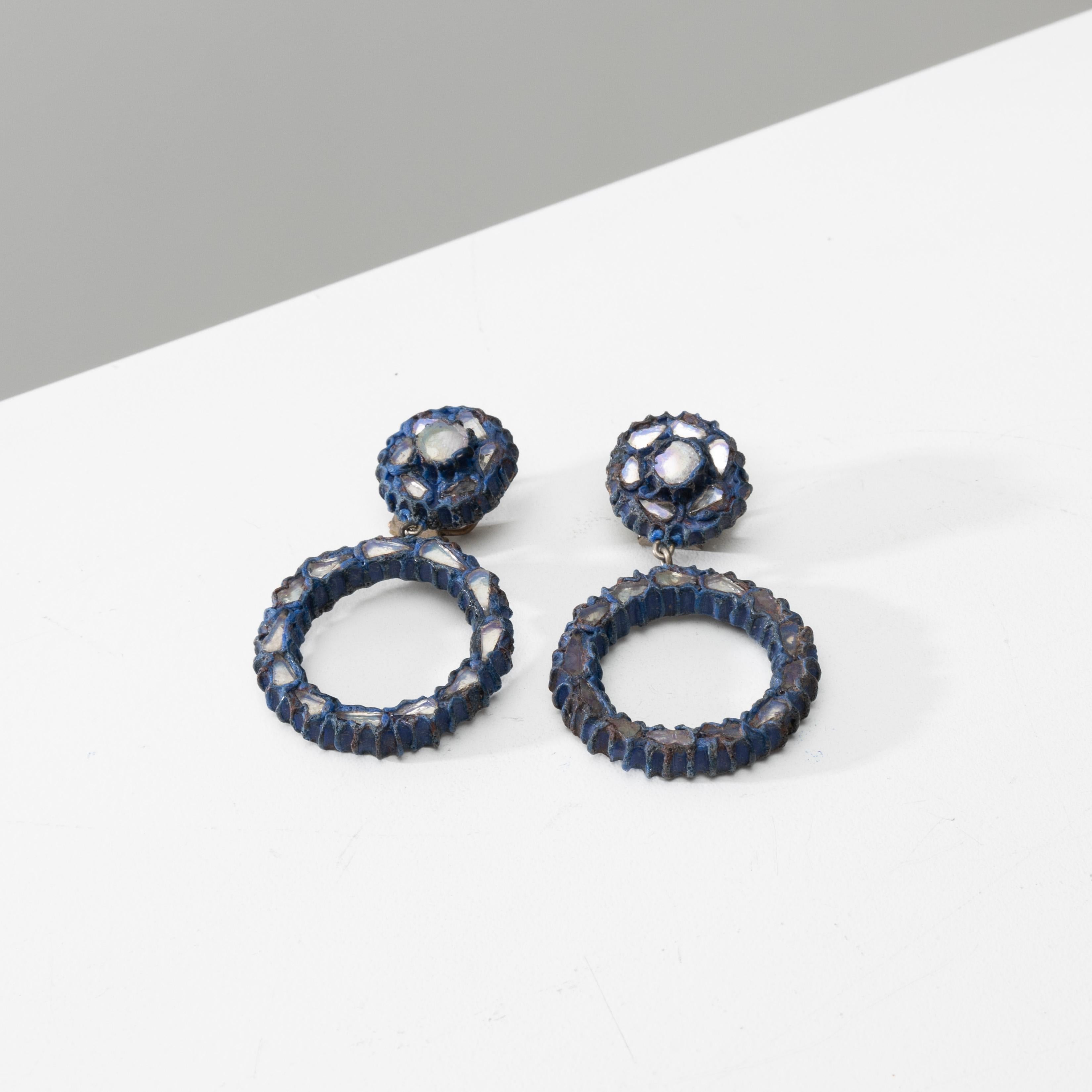 Pair of Talosel earrings inlaid with decorative mirrors by Line Vautrin.
Pair of blue Talosel earrings inlaid with natural mirrors.
The circles inlaid with mirrors on the front and back.