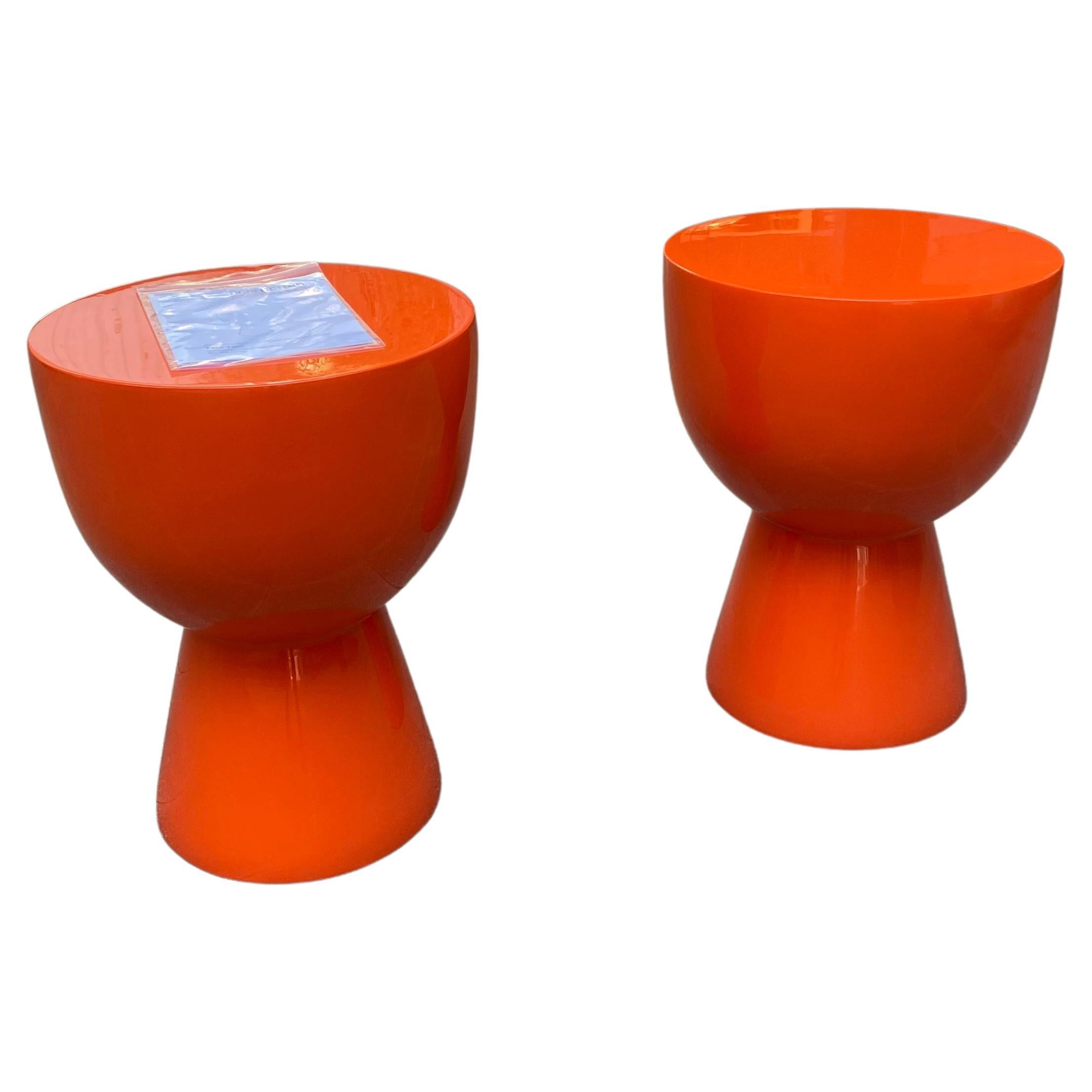 Paire de tabourets Tam Tam - Pols Potten Studio 
Polyester laqué orange 
Diam 35,5 x h 46 cm 
Nouveau 
Signé