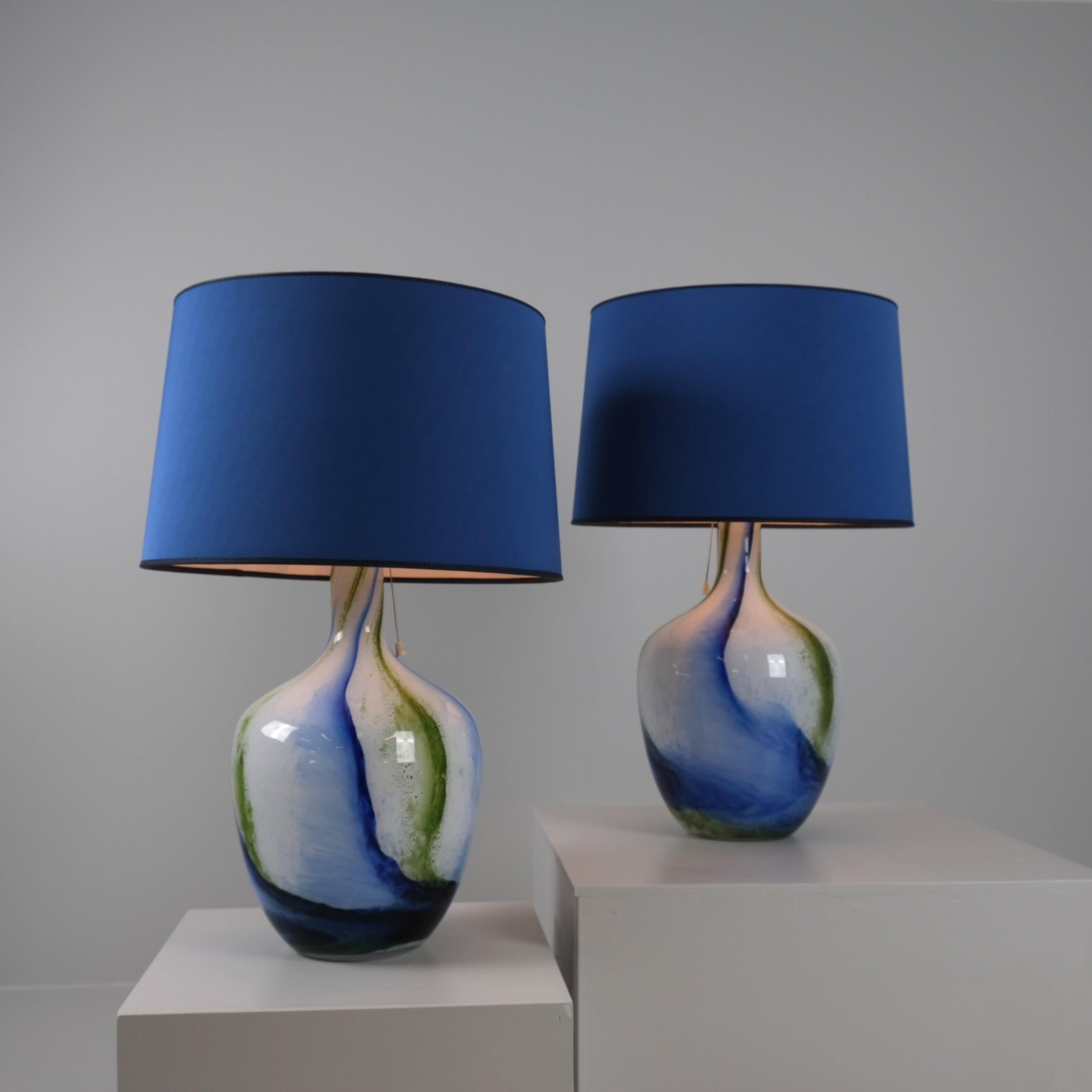 Una coppia di splendide lampade da tavolo in vetro opalino soffiato colorato disegnate da Tamara Aladin e prodotte da Riihimäen Lasi Oy in Finlandia tra il 1975 e il 1976. Entrambe le lampade sono in ottime condizioni originali, a parte i paralumi