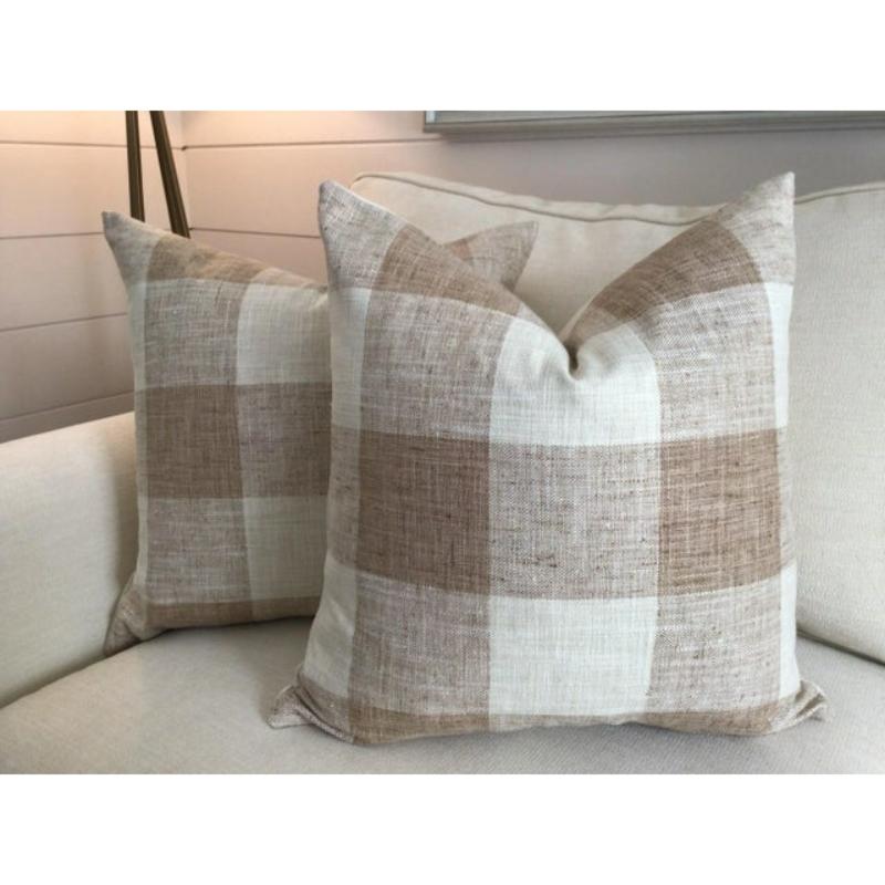 Magnifique tissage de lin rustique à carreaux de buffle chic. La couleur est à la mode dans les tons tan doux et blanc ivoire. Cette paire d'oreillers de 22 pouces présente des carreaux de buffle à l'avant et à l'arrière, ainsi qu'une fermeture à