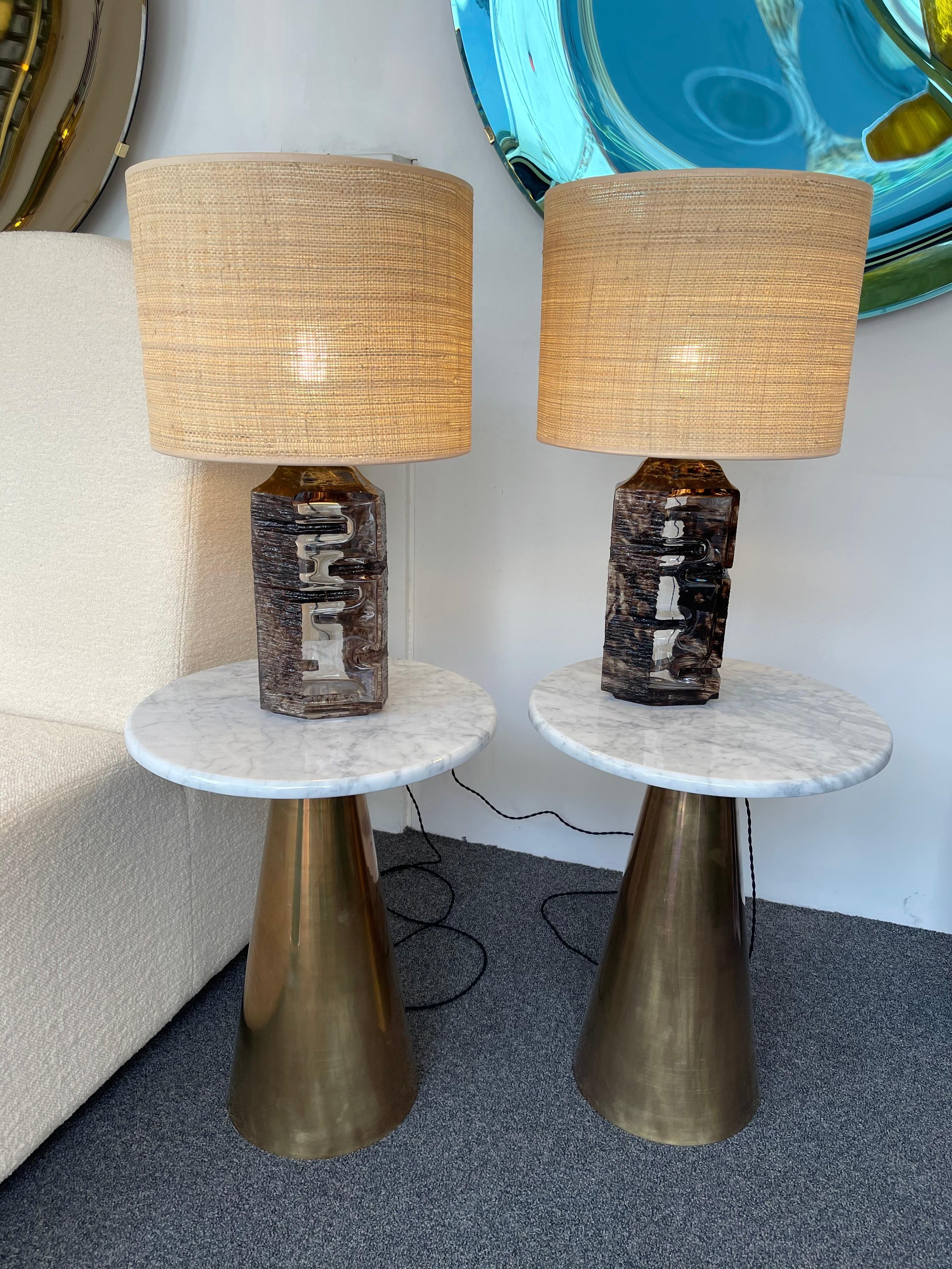 Rare pair of tan brown sculpted acid etched crystal glass, serpentine décor by the artist César Baldaccini, called César for the french manufacture Daum France. Sign on lamps. Nice raffia rattan shades. To note : Slight difference in height due to