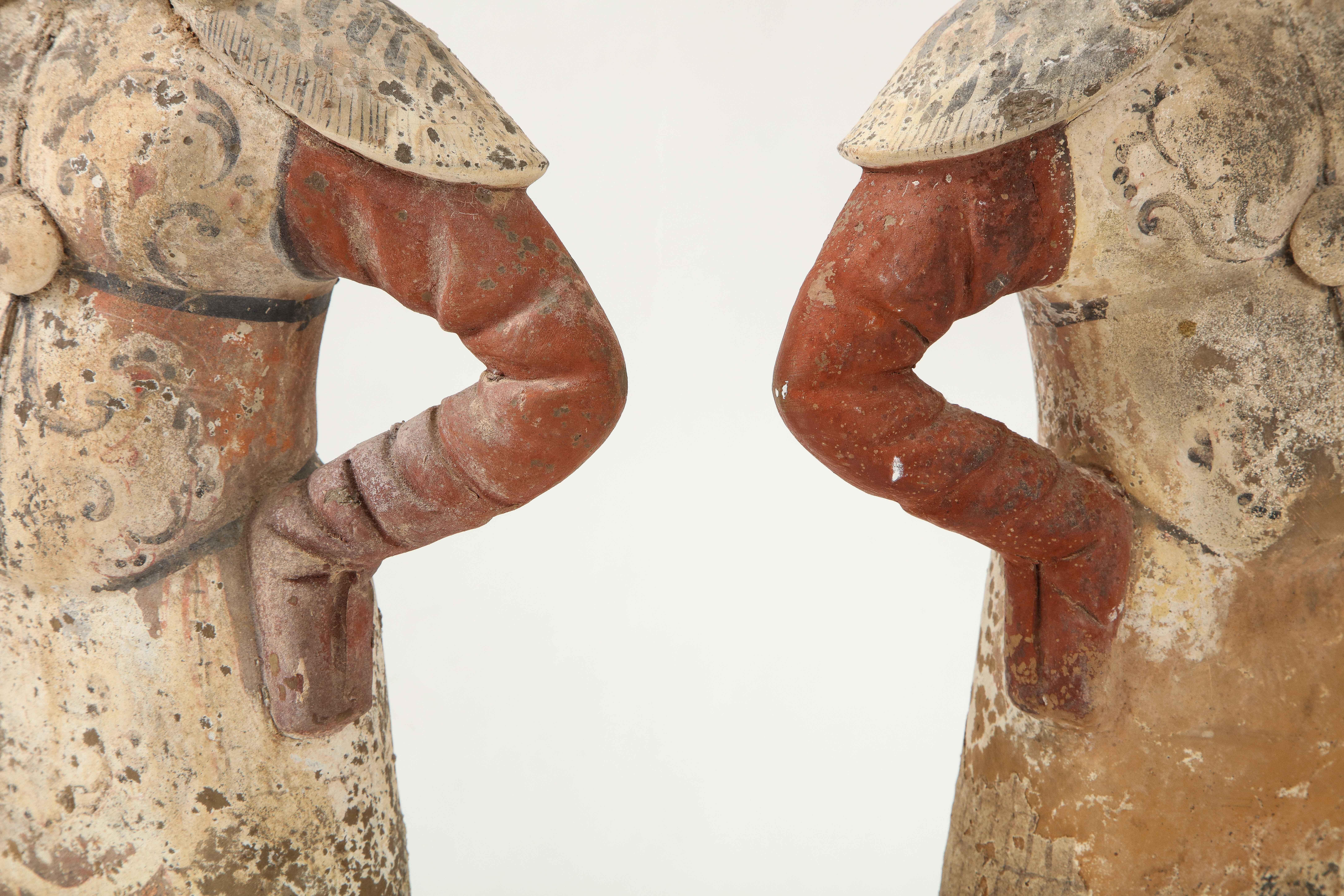 Pareja de guardianes o soldados de loza pintada de la Tang Dynasty 11