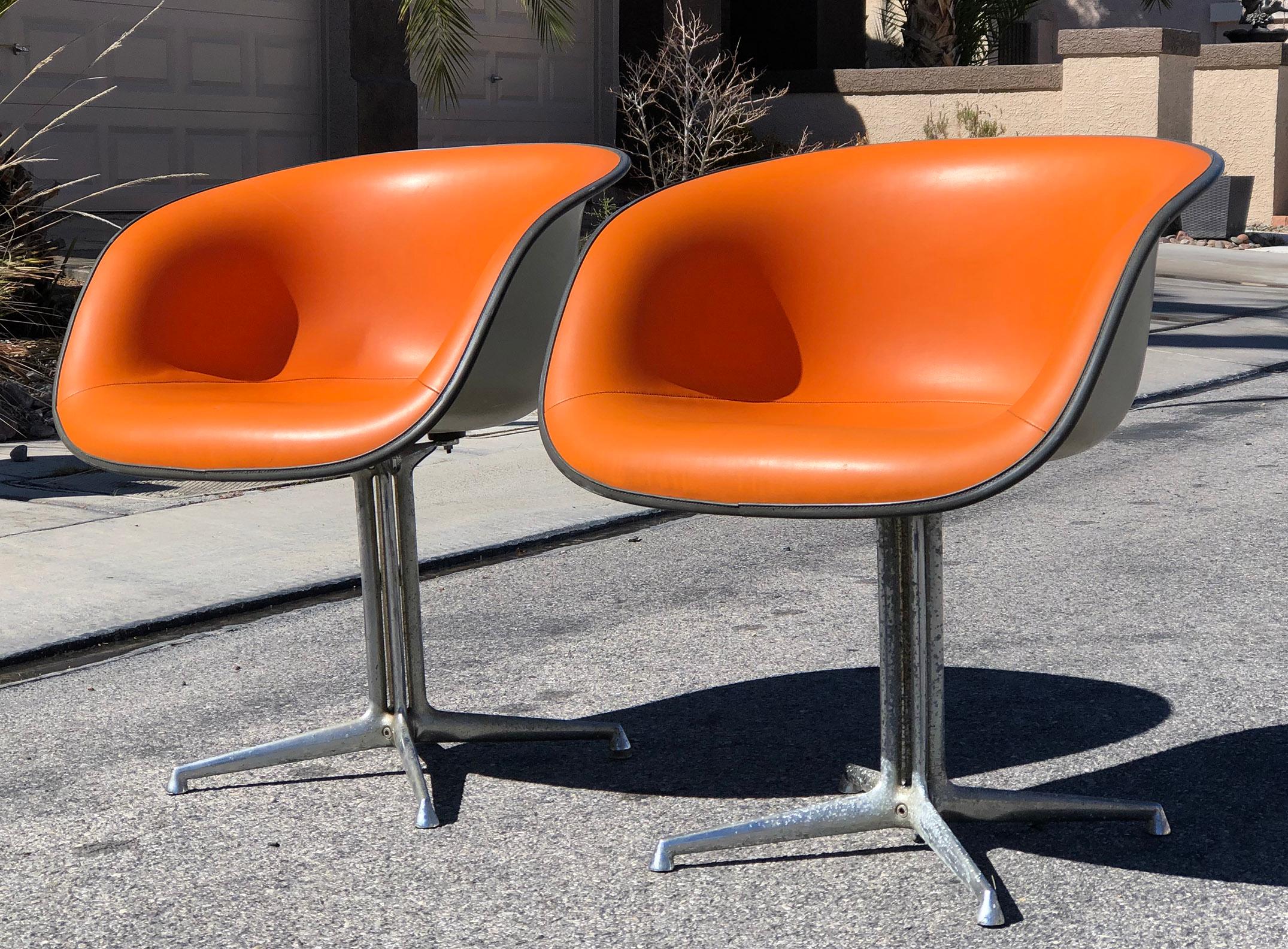 Pair of Tangerine Orange Eames La Fonda Chairs (Moderne der Mitte des Jahrhunderts)