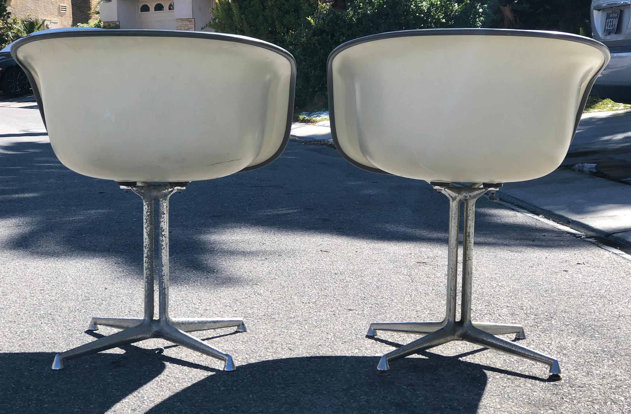 Pair of Tangerine Orange Eames La Fonda Chairs im Zustand „Relativ gut“ in Culver City, CA