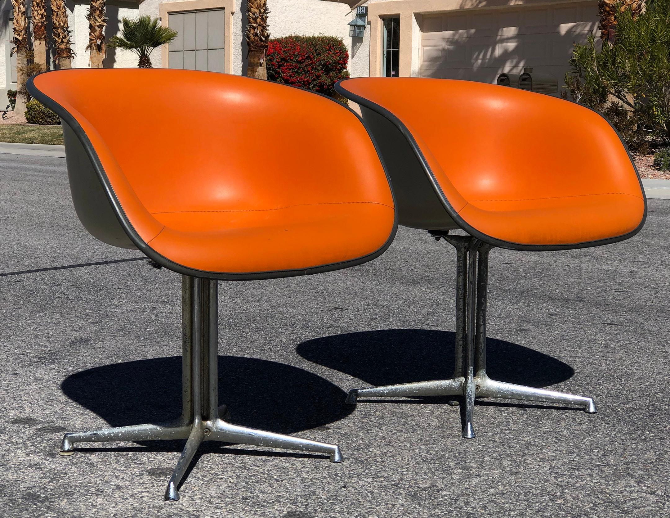 Pair of Tangerine Orange Eames La Fonda Chairs (Glasfaser)