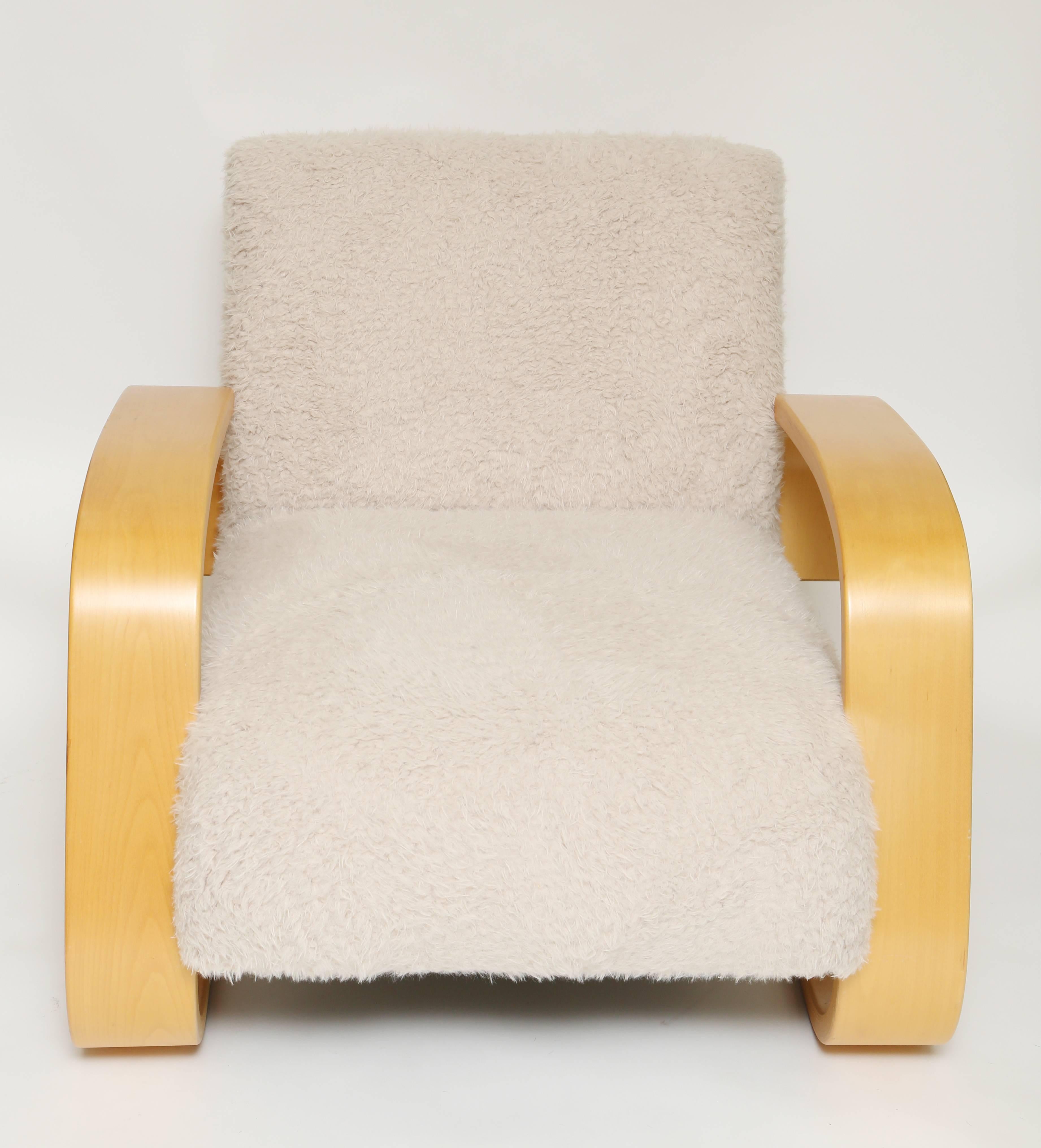 Designed by Alvar Aalto the tank chair, model 400.
Produced by Artek in Hedemora, Sweden
Chairs have been reupholstered in faux fur fabric.