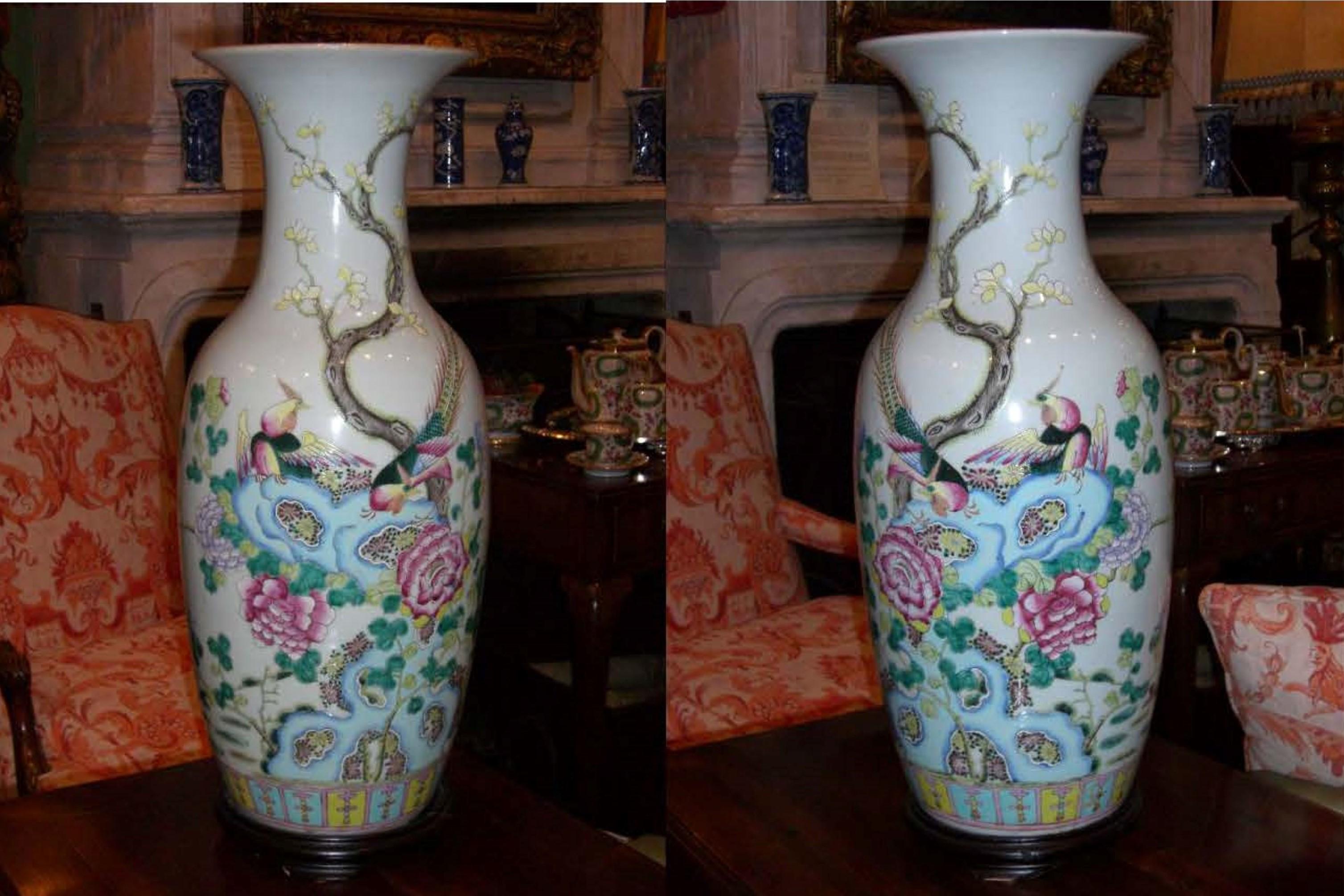 Très belle paire de vases en porcelaine chinoise de la dynastie Tao Kuang vers la 2ème moitié du 19ème siècle. Papillons colorés détaillés et Cigogne au bord du lac et oiseaux de paradis.
Il pourrait avoir l'air étonnant comme une pièce centrale sur