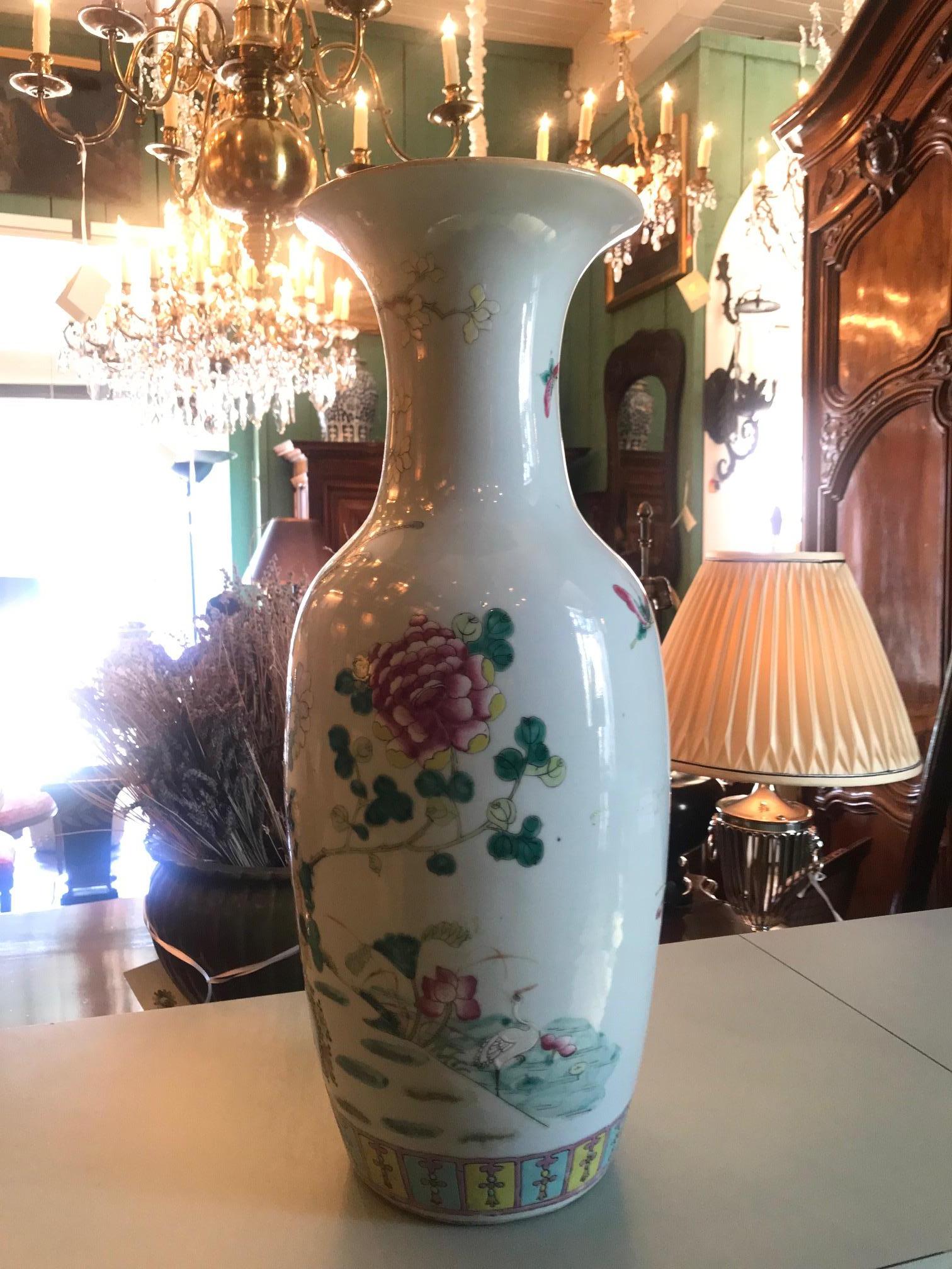 Chinois Paire de vases décoratifs en porcelaine chinoise de la dynastie Daoguang du 19e siècle, CA LA en vente