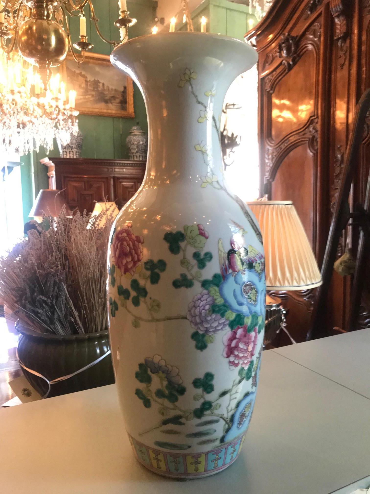 Porcelaine Paire de vases décoratifs en porcelaine chinoise de la dynastie Daoguang du 19e siècle, CA LA en vente