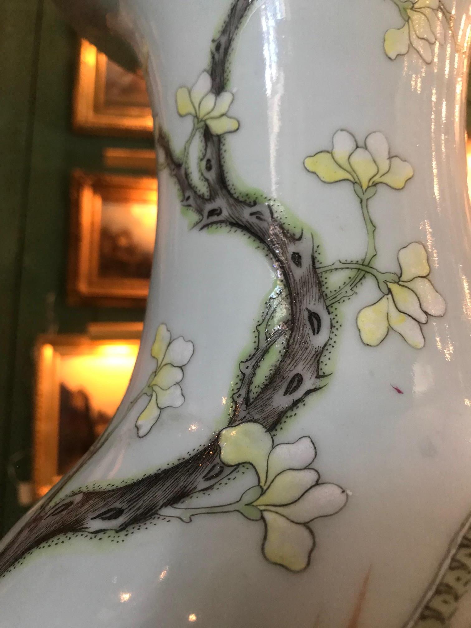 Paire de vases décoratifs en porcelaine chinoise de la dynastie Daoguang du 19e siècle, CA LA en vente 3