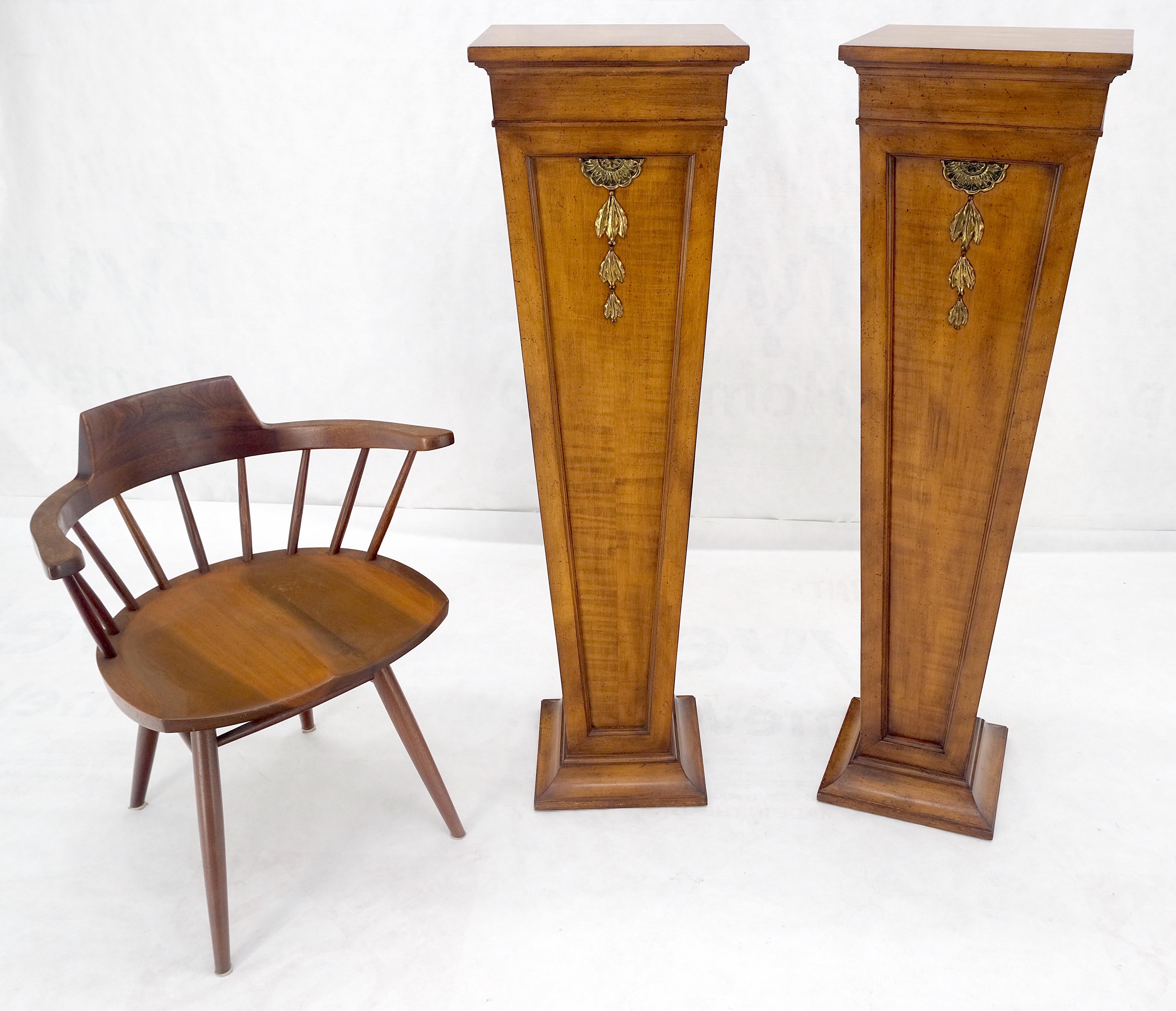 Pareja de Pedestales Cuadrados Cónicos Ligeros con Montura de Bronce de Arce de Tigre ¡MENTE! en venta 4