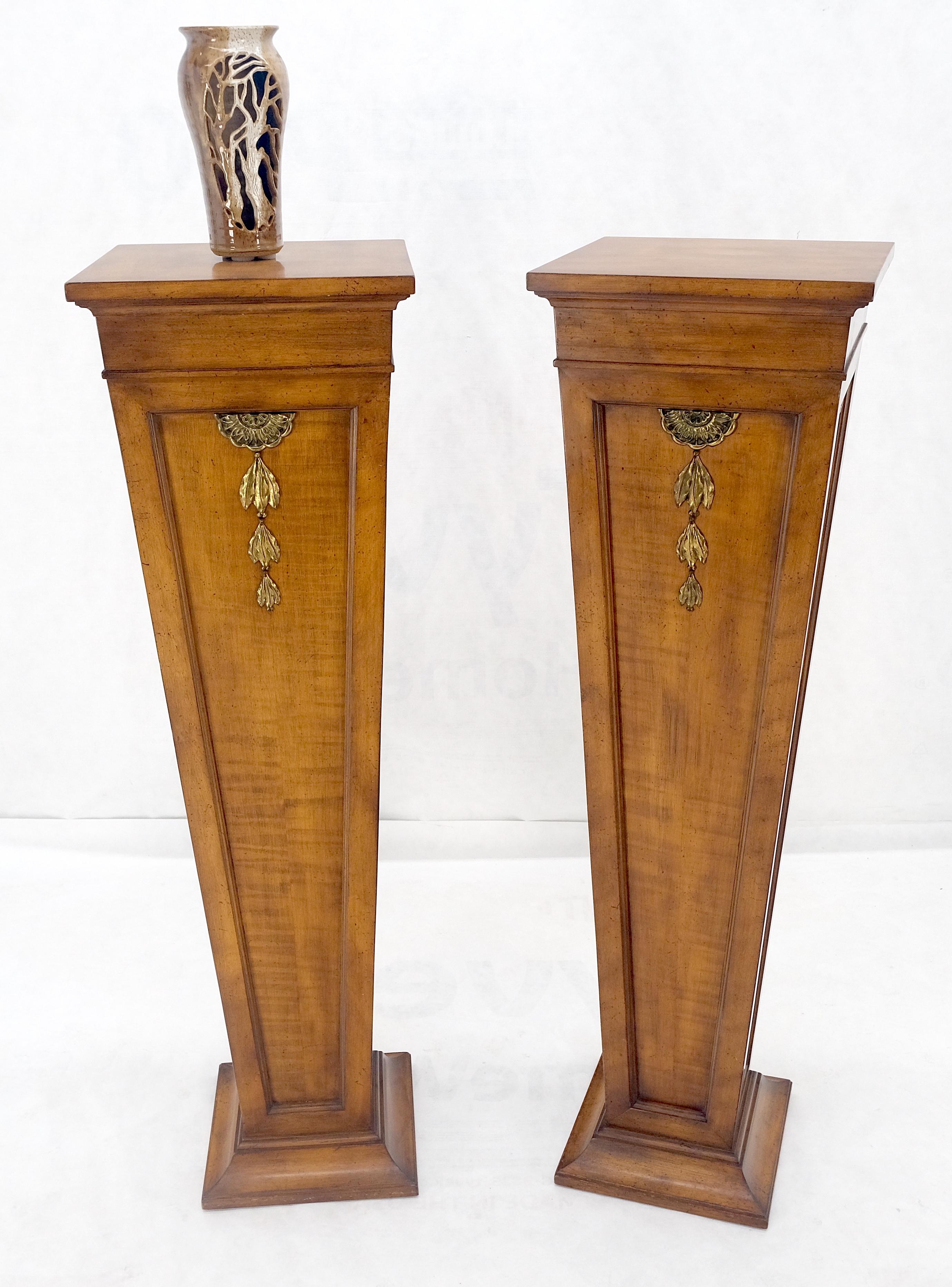 Pareja de Pedestales Cuadrados Cónicos Ligeros con Montura de Bronce de Arce de Tigre ¡MENTE! Biedermeier en venta