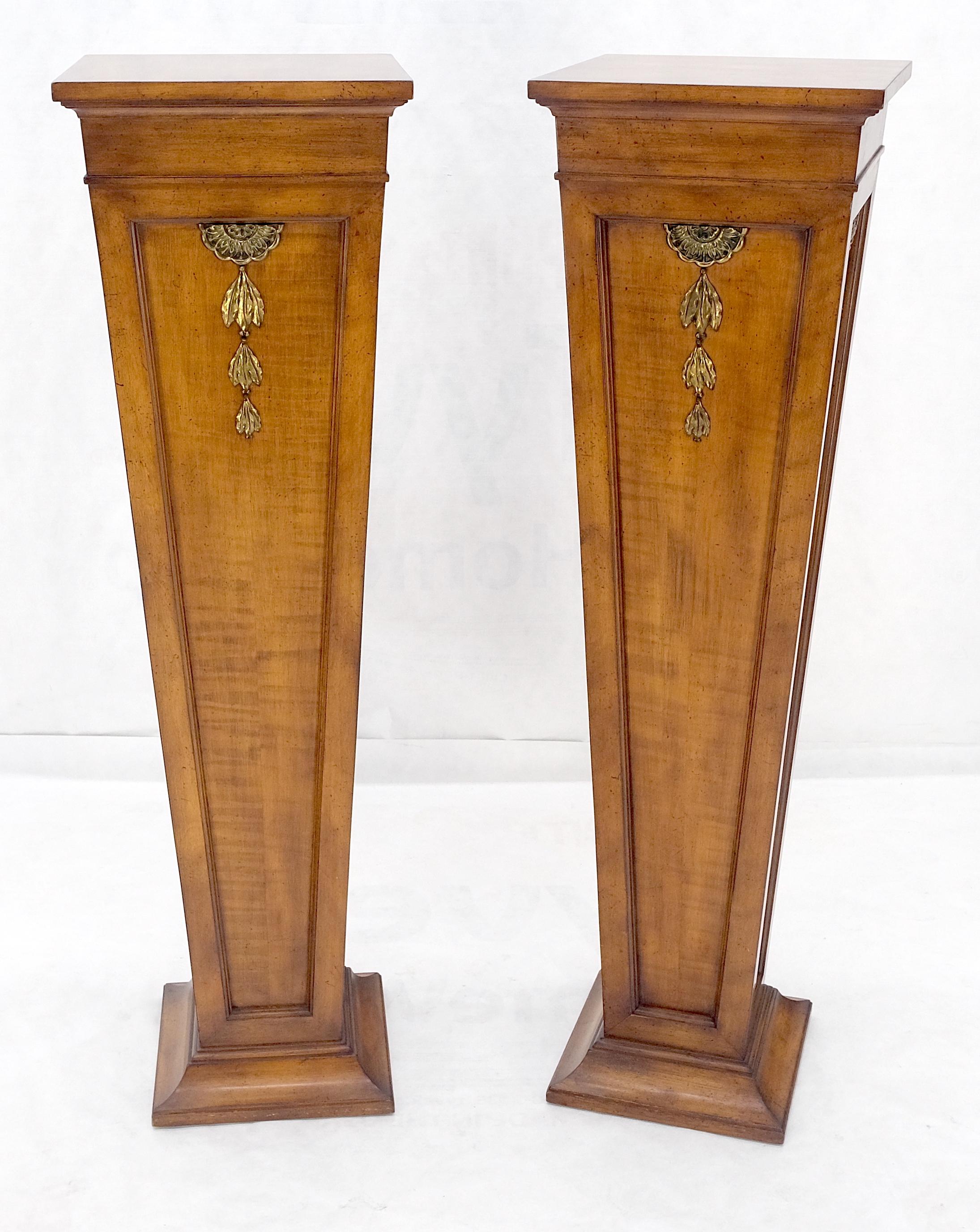 Pareja de Pedestales Cuadrados Cónicos Ligeros con Montura de Bronce de Arce de Tigre ¡MENTE! Estadounidense en venta