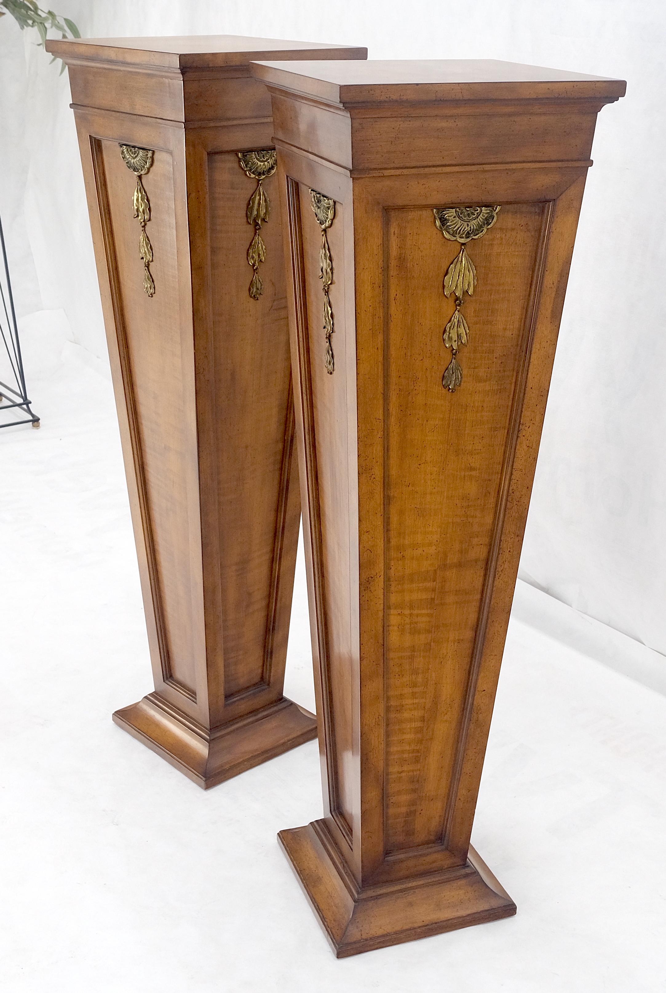 Pareja de Pedestales Cuadrados Cónicos Ligeros con Montura de Bronce de Arce de Tigre ¡MENTE! Lacado en venta