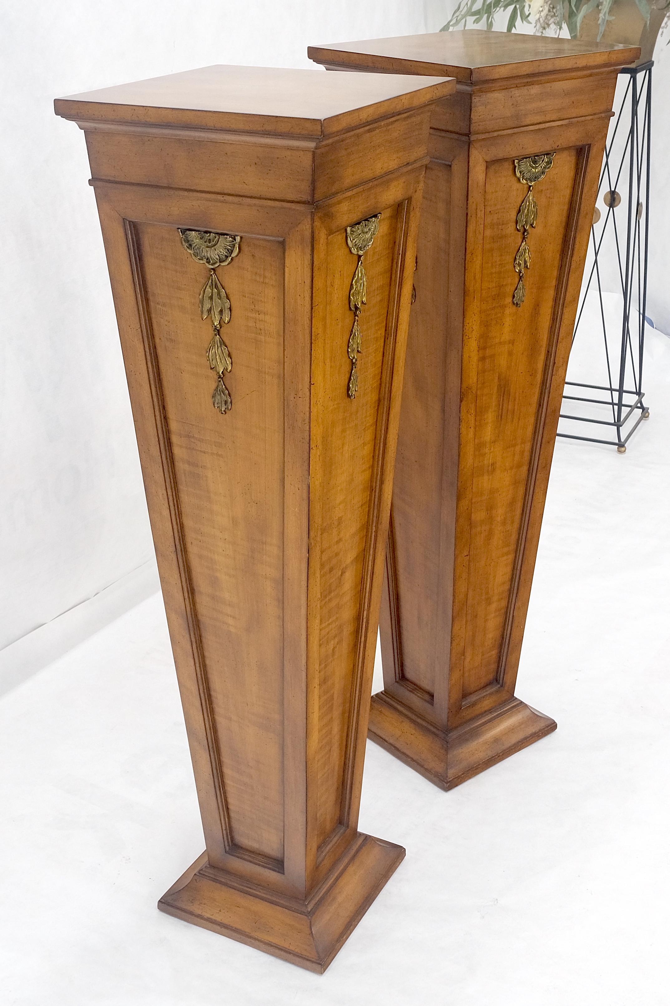 Pareja de Pedestales Cuadrados Cónicos Ligeros con Montura de Bronce de Arce de Tigre ¡MENTE! en Excelente estado para la venta en Rockaway, NJ