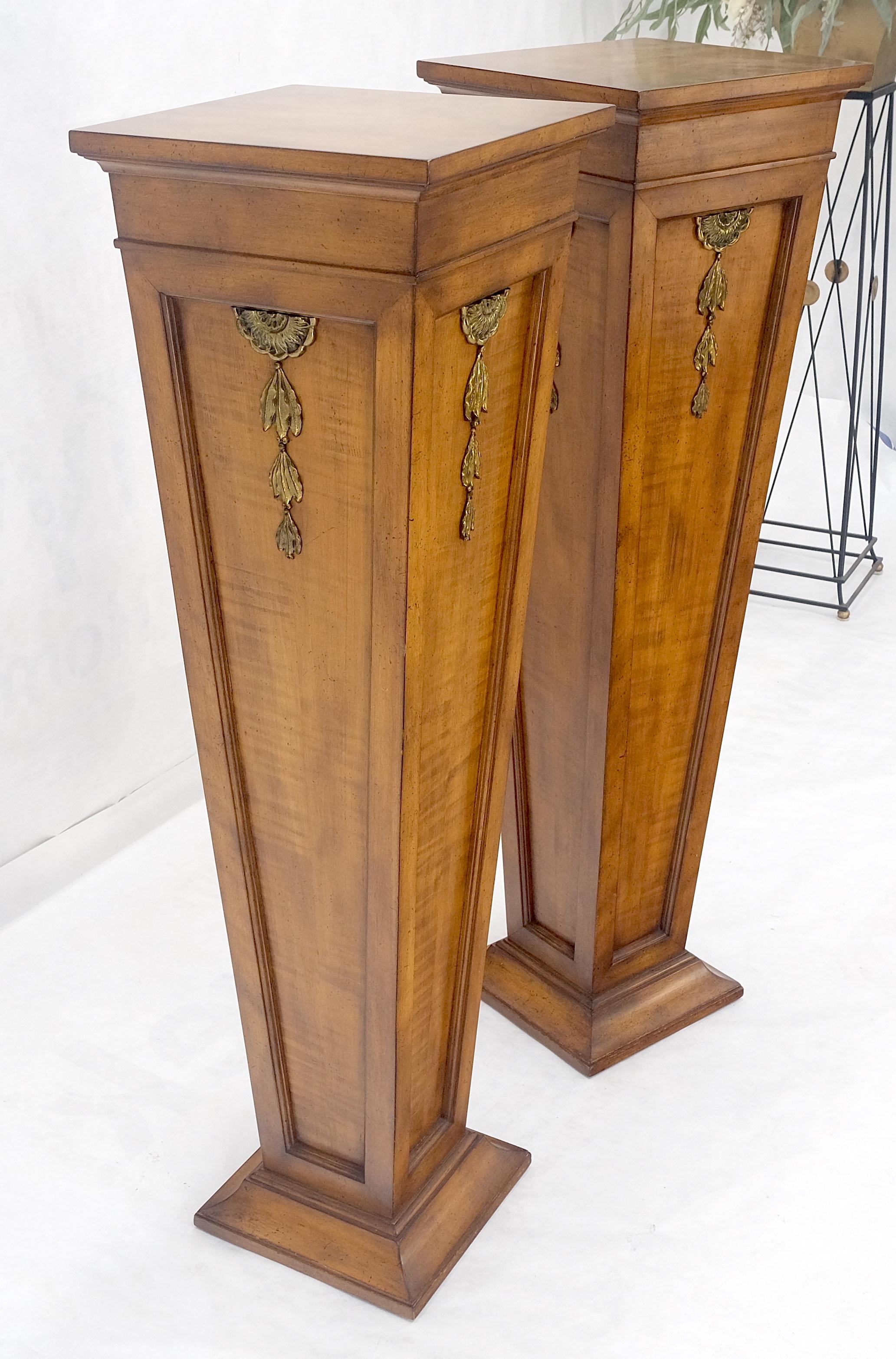 Pareja de Pedestales Cuadrados Cónicos Ligeros con Montura de Bronce de Arce de Tigre ¡MENTE! siglo XX en venta