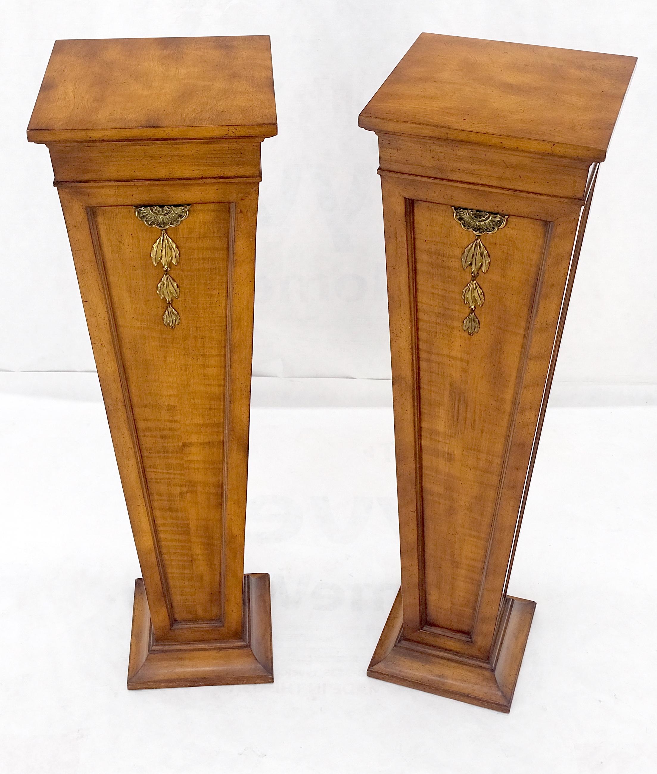 Pareja de Pedestales Cuadrados Cónicos Ligeros con Montura de Bronce de Arce de Tigre ¡MENTE! en venta 1
