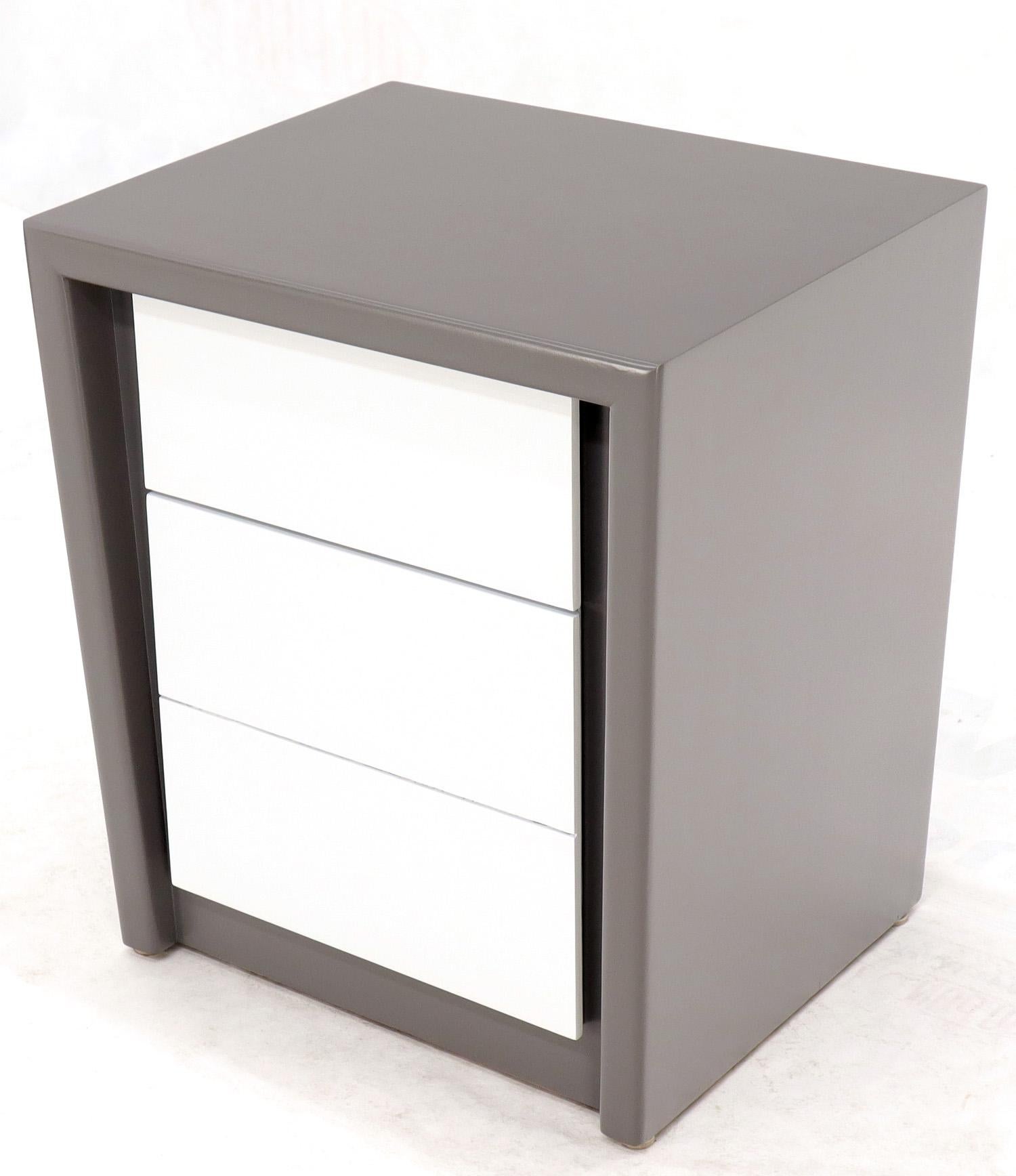 Lacquered Pair of Tapered Shape Two Drawers Grey and White End Side Tables Nightstands For Sale