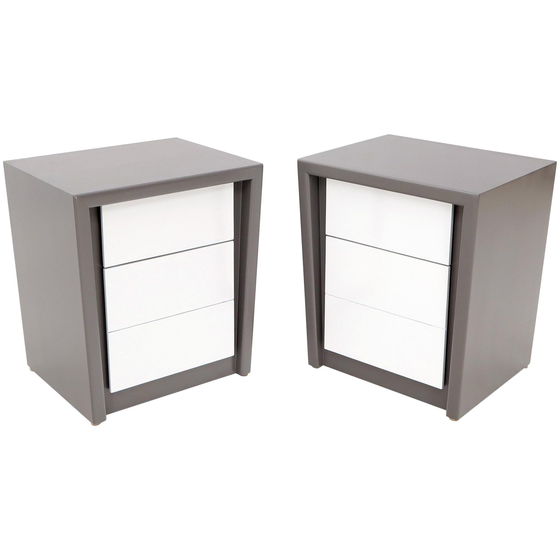Paire de tables de nuit de forme conique avec deux tiroirs et des tables d'appoint grises et blanches