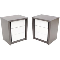 Paire de tables de nuit de forme conique avec deux tiroirs et des tables d'appoint grises et blanches
