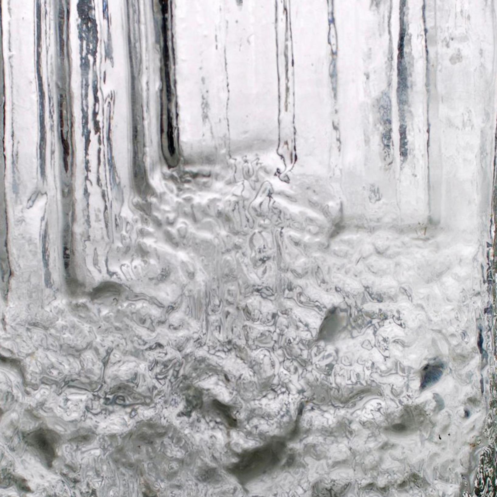 Una meravigliosa e rara coppia di vasi in vetro ghiaccio trasparente e modellato di Tapio Wirkkala per Iittala, degli anni '70 circa. 
Forma e consistenza molto interessanti.

In buone condizioni.


 