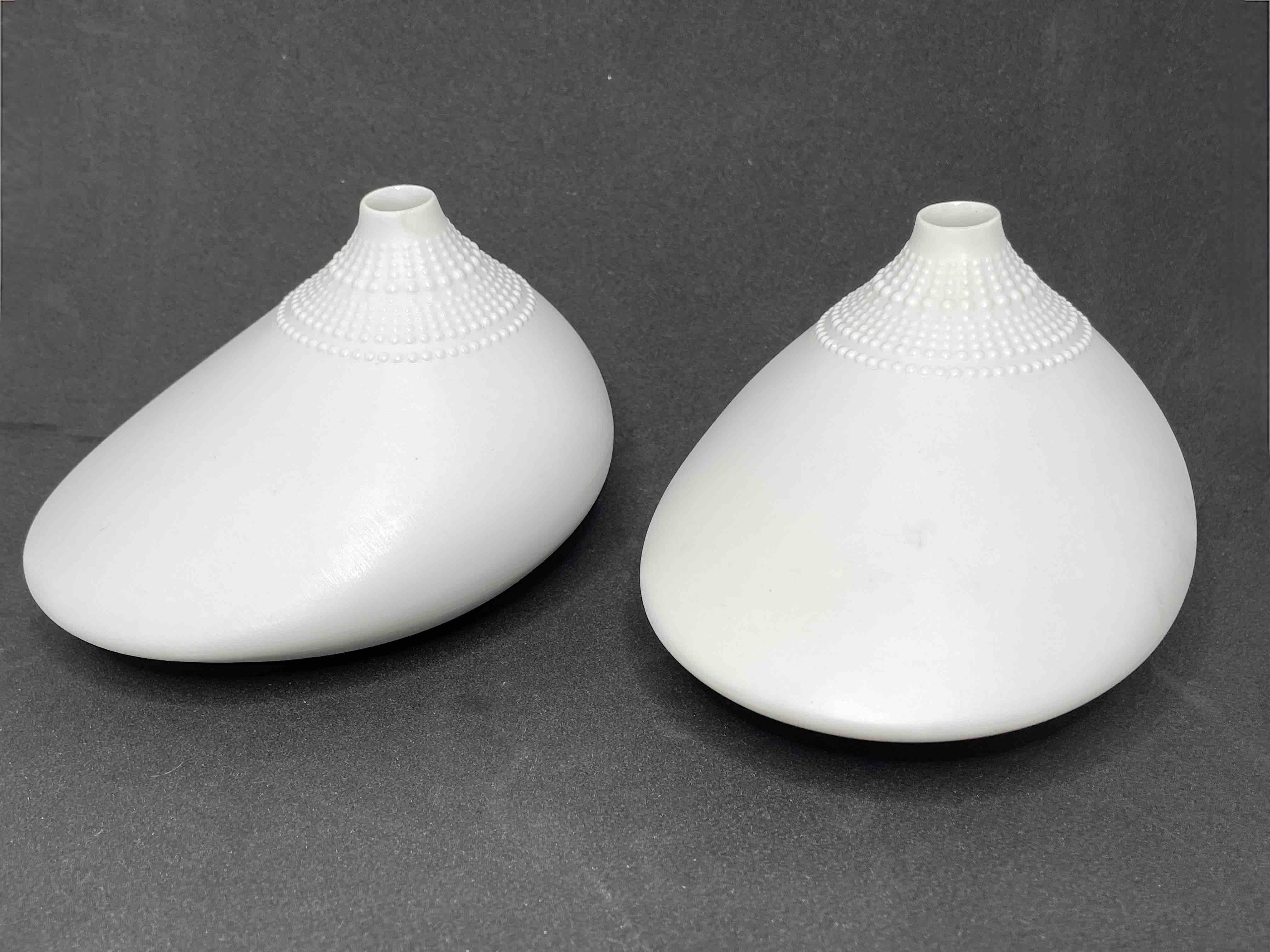 Mid-Century Modern Paire de vases Pollo en porcelaine blanche Tapio Wirkkala pour Rosenthal Studio Linie en vente