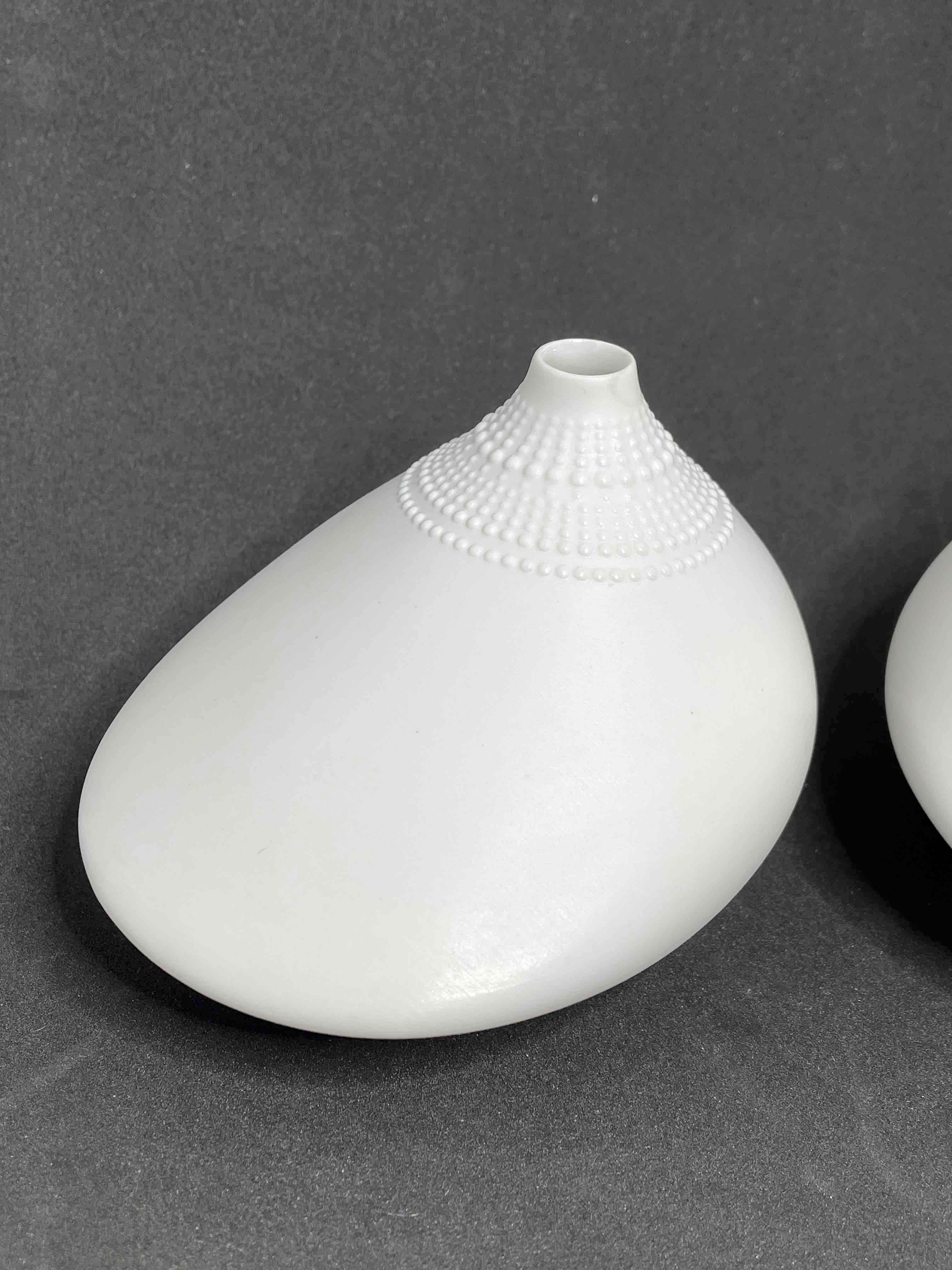 Allemand Paire de vases Pollo en porcelaine blanche Tapio Wirkkala pour Rosenthal Studio Linie en vente