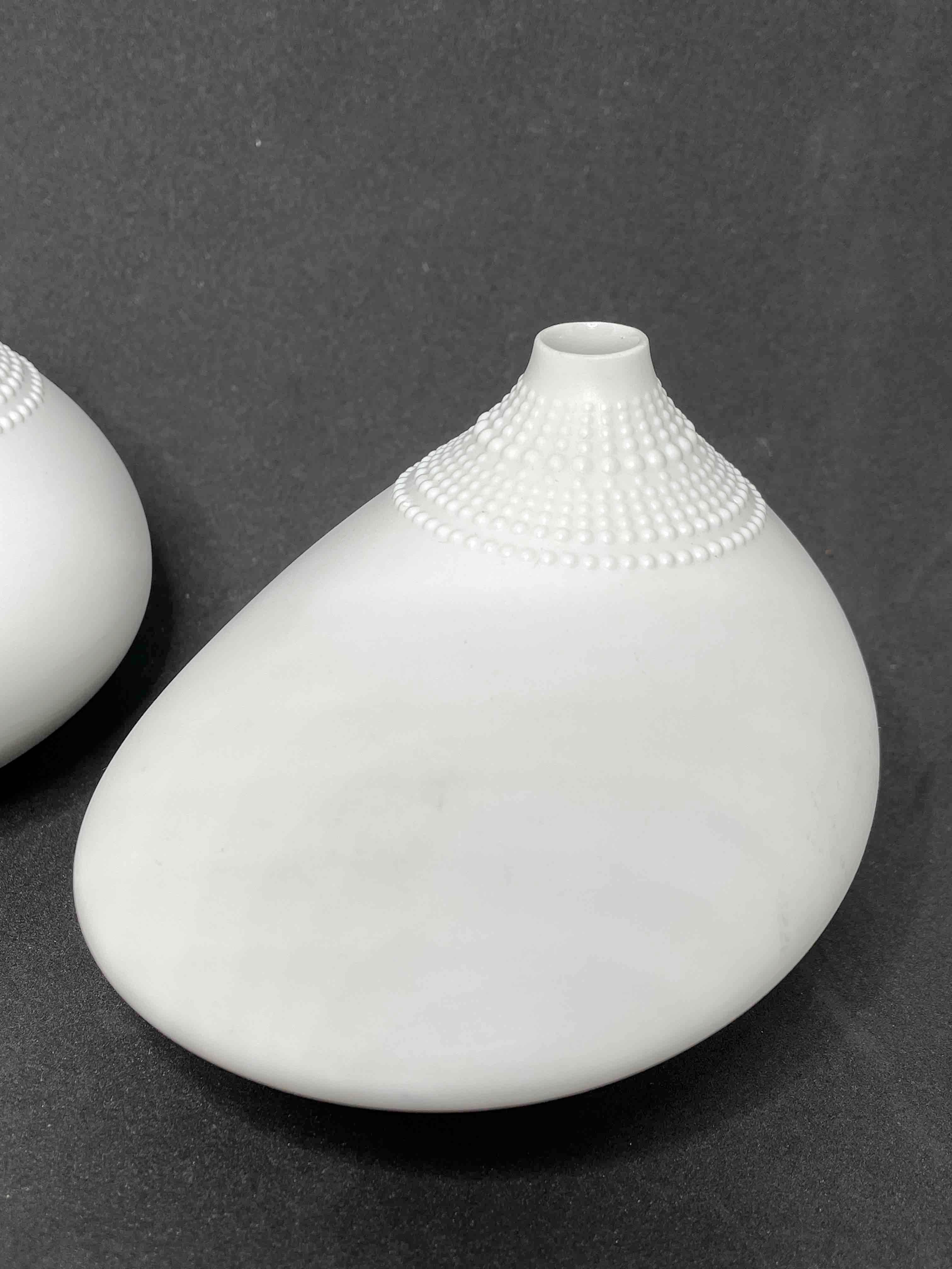 Paire de vases Pollo en porcelaine blanche Tapio Wirkkala pour Rosenthal Studio Linie Bon état - En vente à Nuernberg, DE
