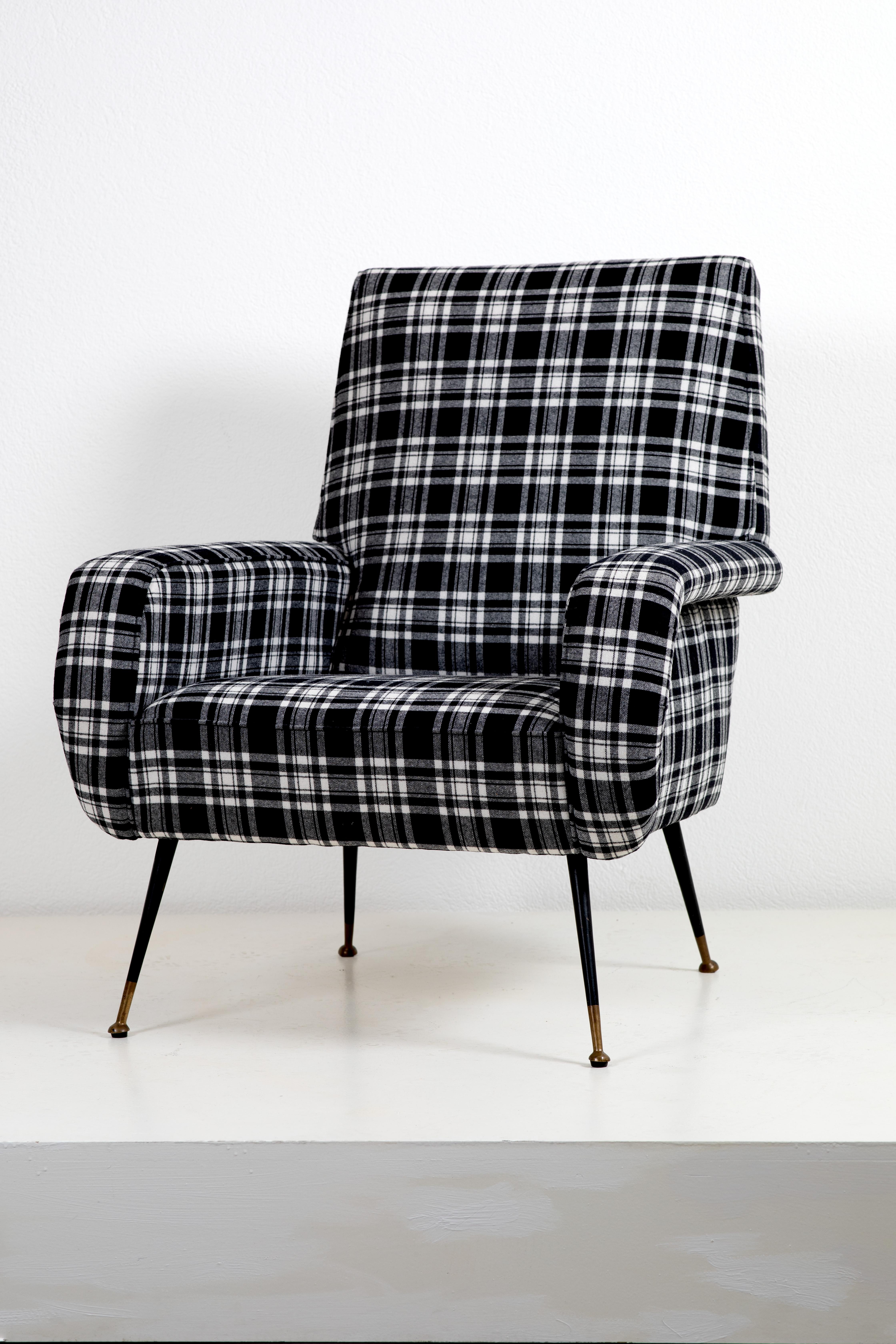 Queste poltrone Tartan sono uno splendido esempio di design italiano della metà degli anni '50, con struttura in acciaio e rivestimento in un caratteristico tessuto di lana a quadri. Le linee pulite e moderne delle sedie si combinano con l'audace