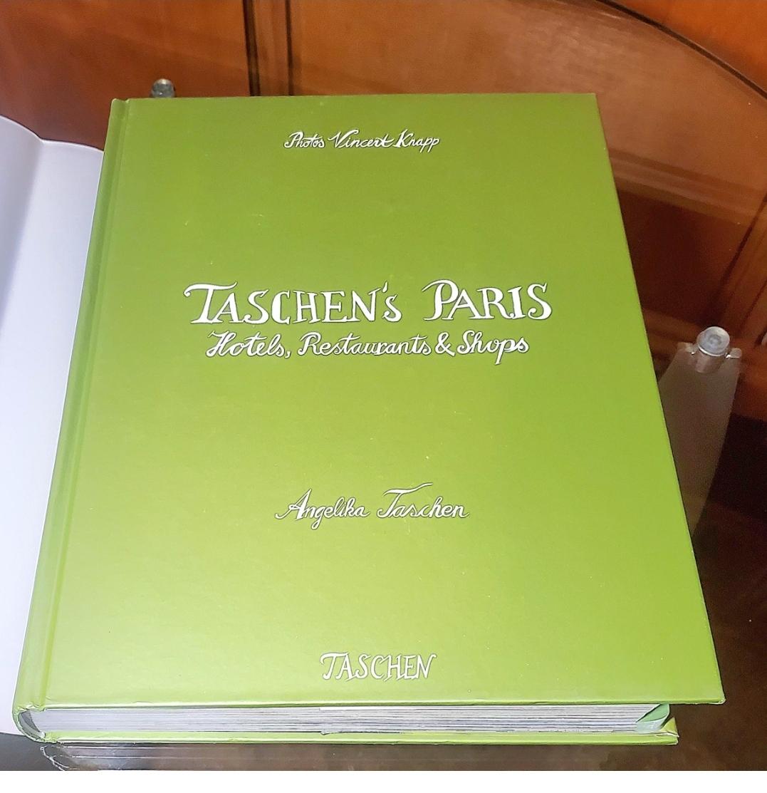 Postmoderne Paire de livres Taschens de Berlin et de Paris provenant de la succession de Christian Audigier en vente