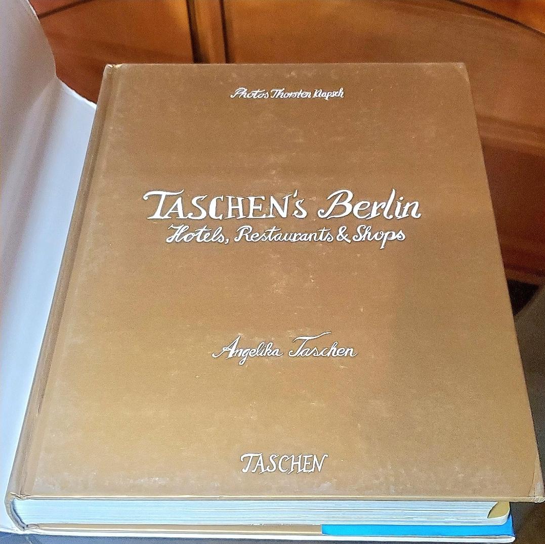 Allemand Paire de livres Taschens de Berlin et de Paris provenant de la succession de Christian Audigier en vente