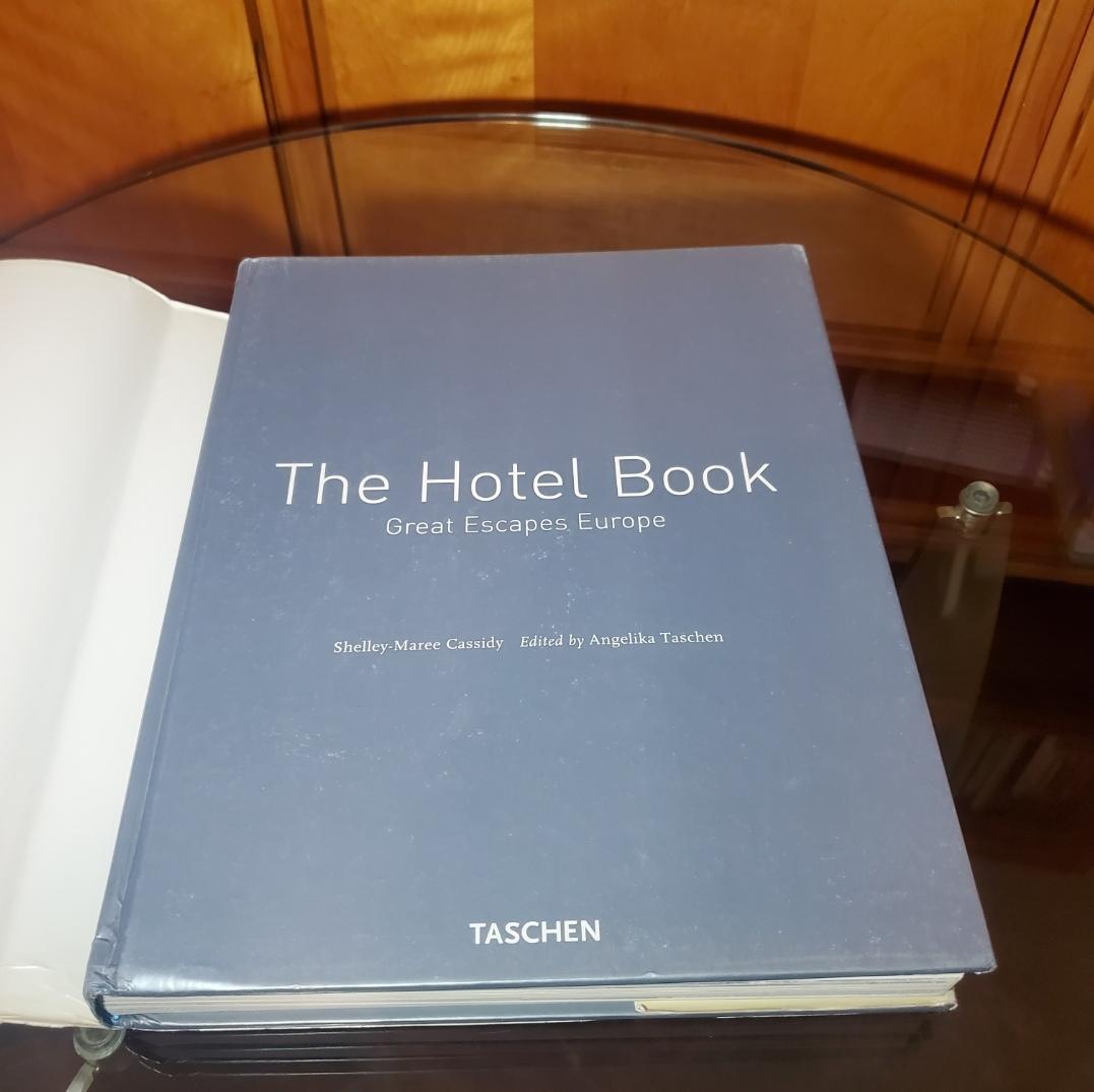 Paire de livres d'hôtel Taschens Great Escapes provenant de la succession de Christian Audigier en vente 4