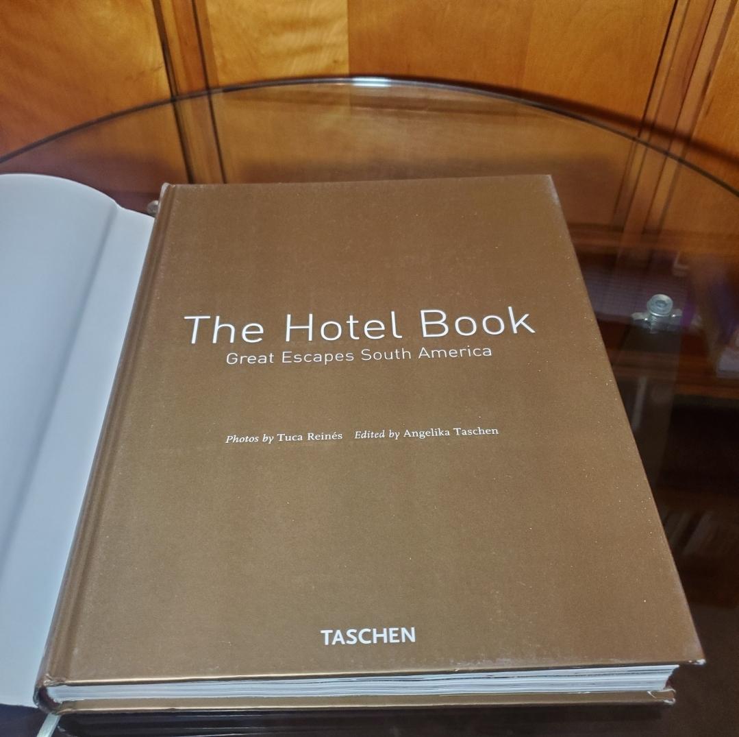 XXIe siècle et contemporain Paire de livres d'hôtel Taschens Great Escapes provenant de la succession de Christian Audigier en vente