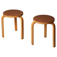 Pareja de taburetes Aalto Modelo 60 de teca, Oy Huonekalu- ja Rakennustyötehdas Ab, década de 1940
