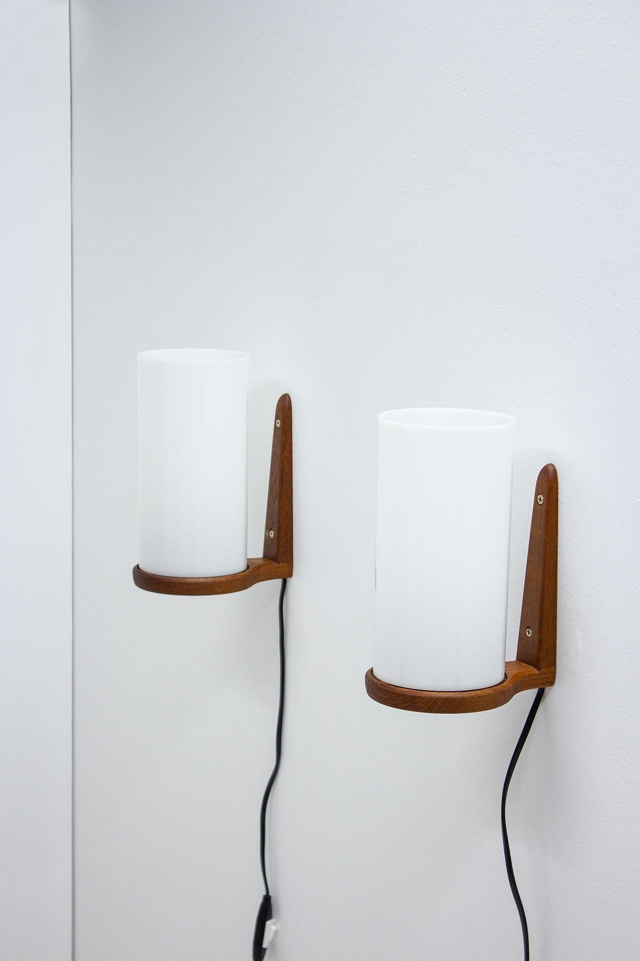 Scandinavo moderno Coppia di lampade in teak e acrilico di Luxus, Svezia in vendita