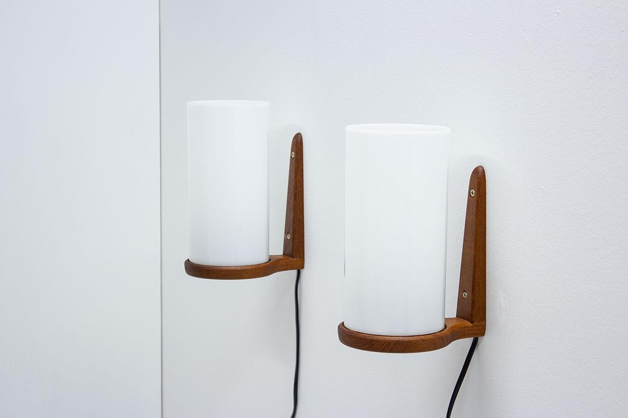 Svedese Coppia di lampade in teak e acrilico di Luxus, Svezia in vendita