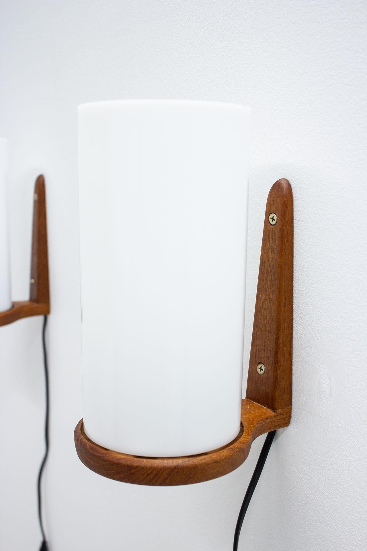 Coppia di lampade in teak e acrilico di Luxus, Svezia In condizioni buone in vendita a Stockholm, Stockholms län