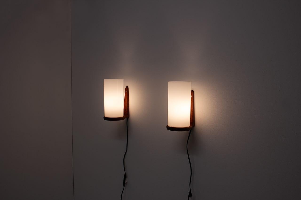 Acrilico Coppia di lampade in teak e acrilico di Luxus, Svezia in vendita